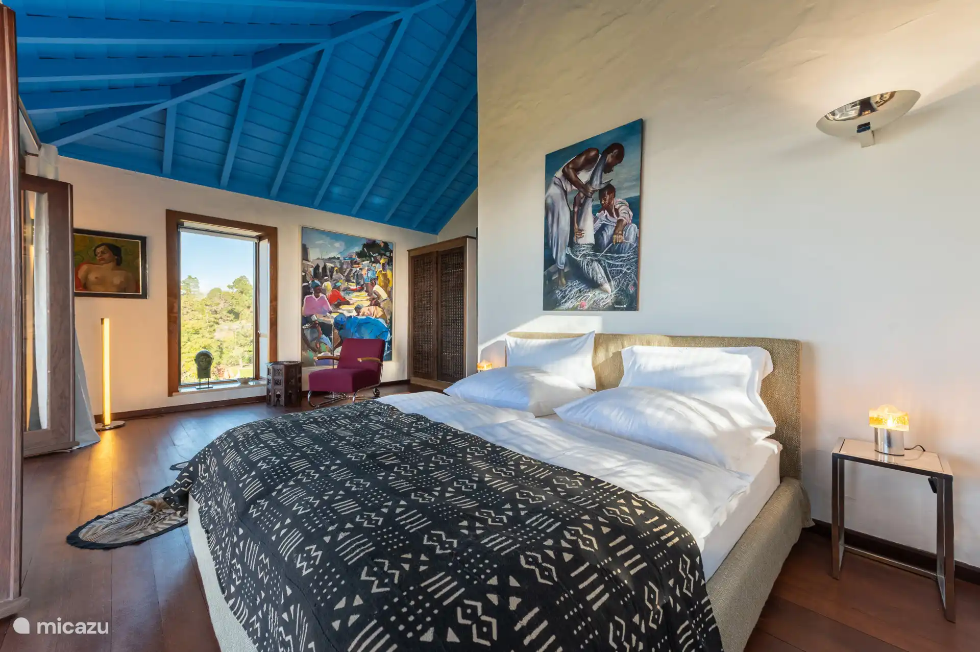 Deze slaapkamer heeft een 2-persoonsbed, luxe fauteuils, een prachtige houten vloer, een open haard.