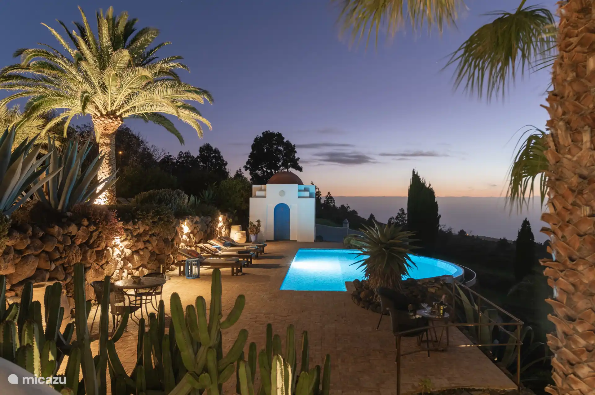 's Avonds geniet je van een prachtige zonsondergang.