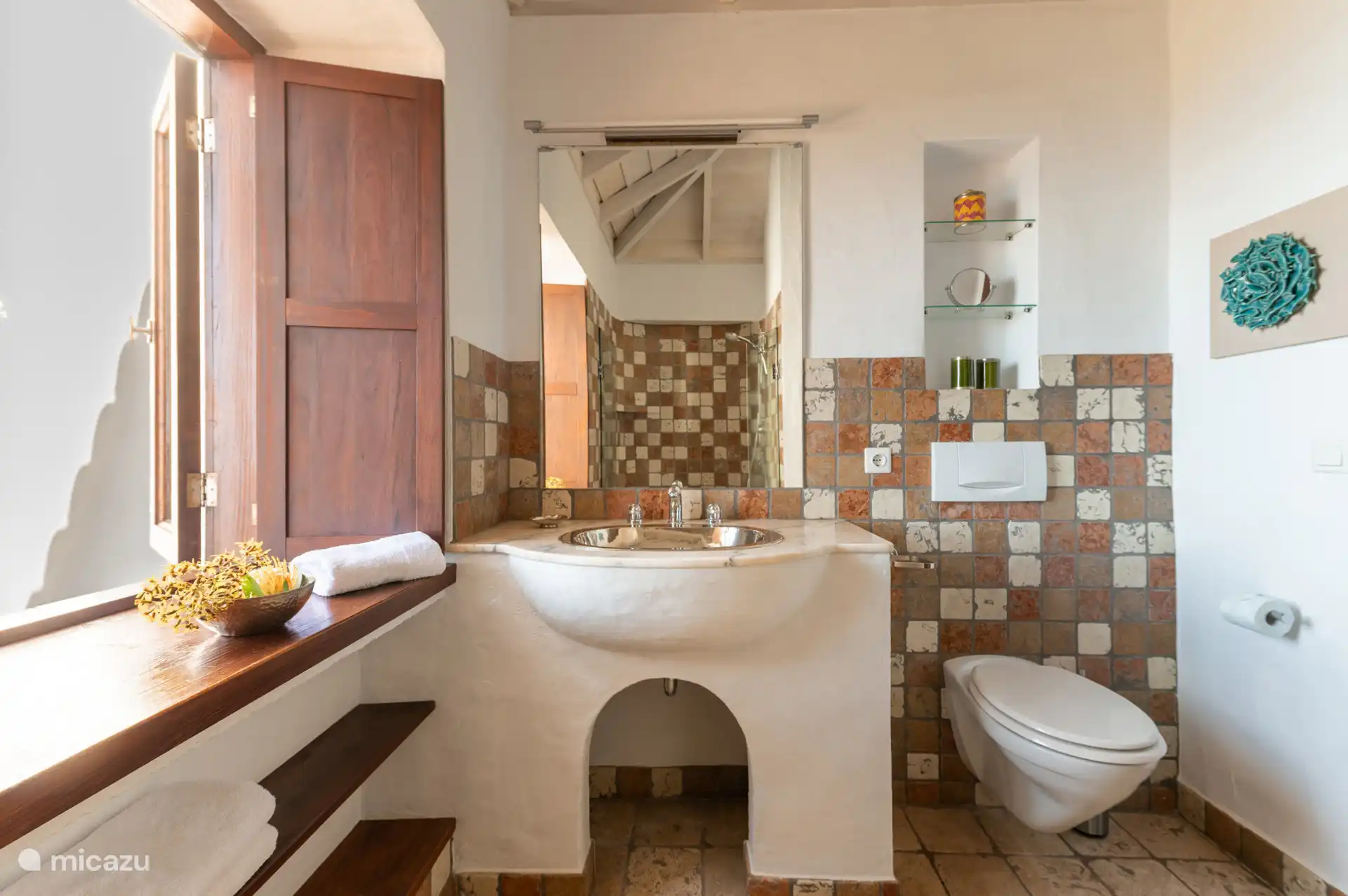 Badkamer 2 met een wastafel, toilet & douche.