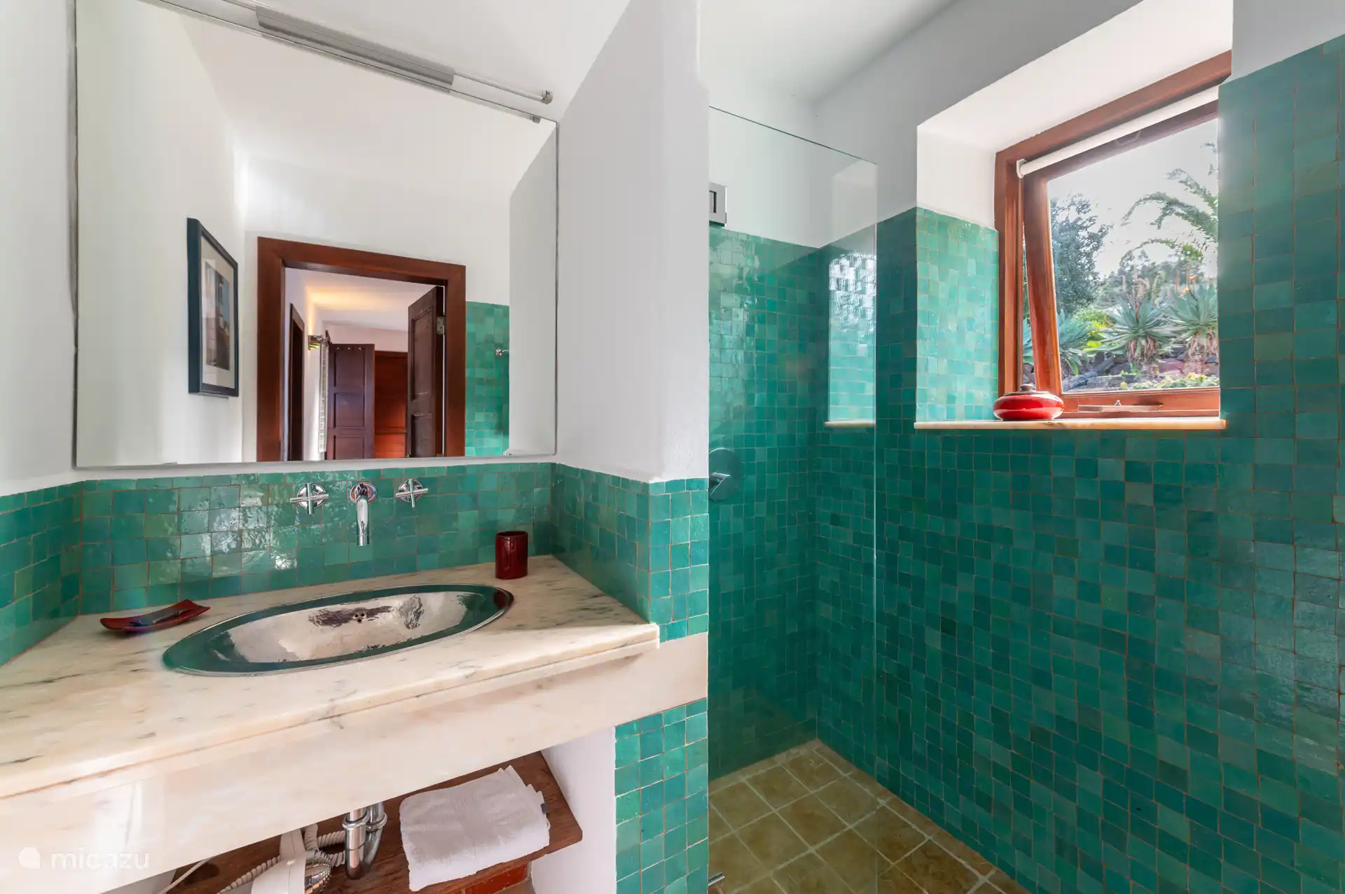 Badkamer met douche, toilet & wastafel.