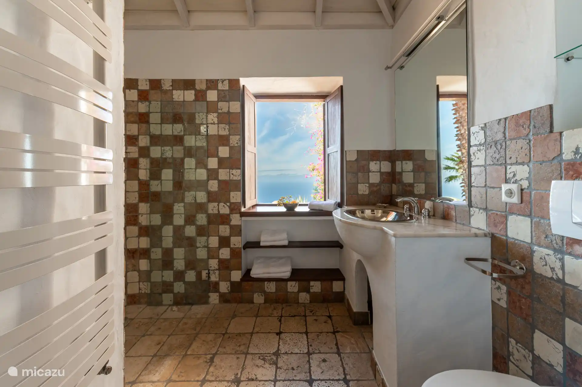 De badkamers zijn voorzien van een wastafel, toilet & douche.