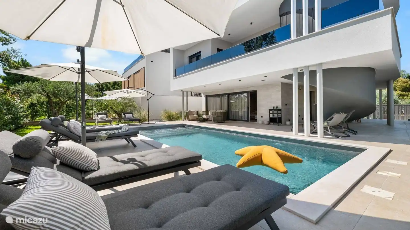 Schwimmbecken und Sonnenliege