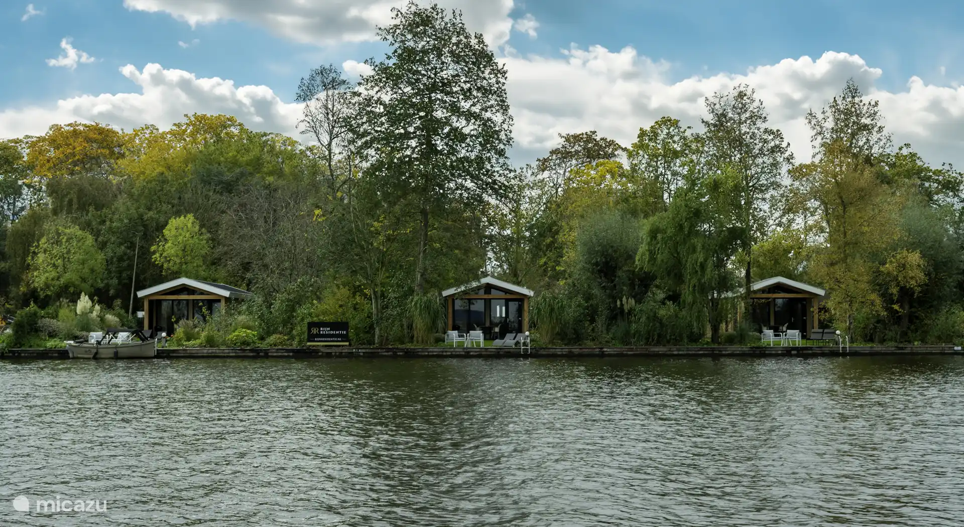 Das Resort vom Wasser aus