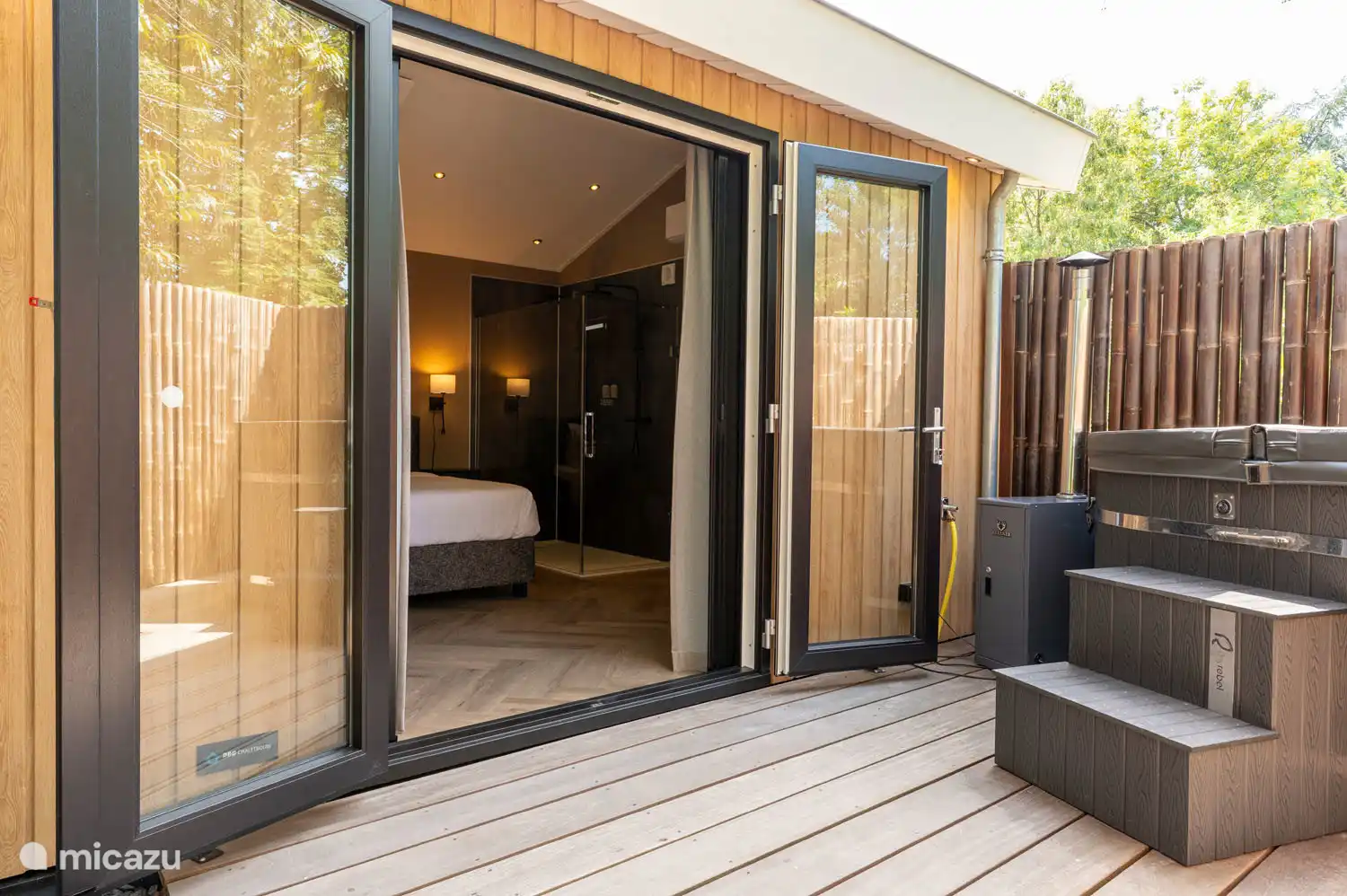 Bain à remous, terrasse, chambre, douche