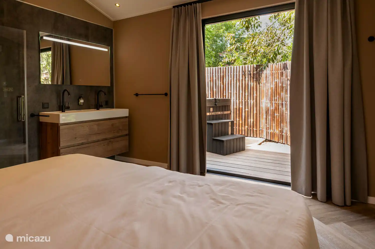Chambre / jacuzzi / terrasse