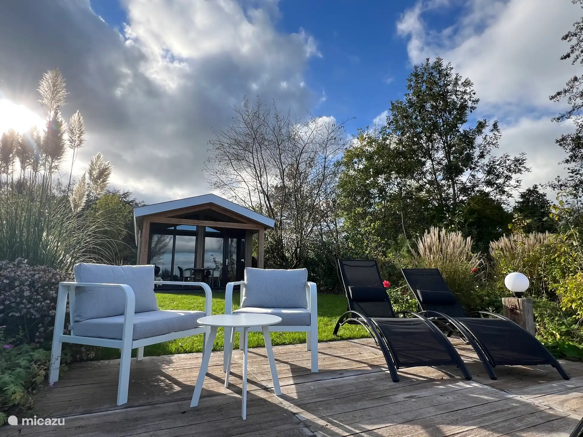 Garten, Terrasse am Wasser mit Sonnenliege und Sitzgelegenheiten