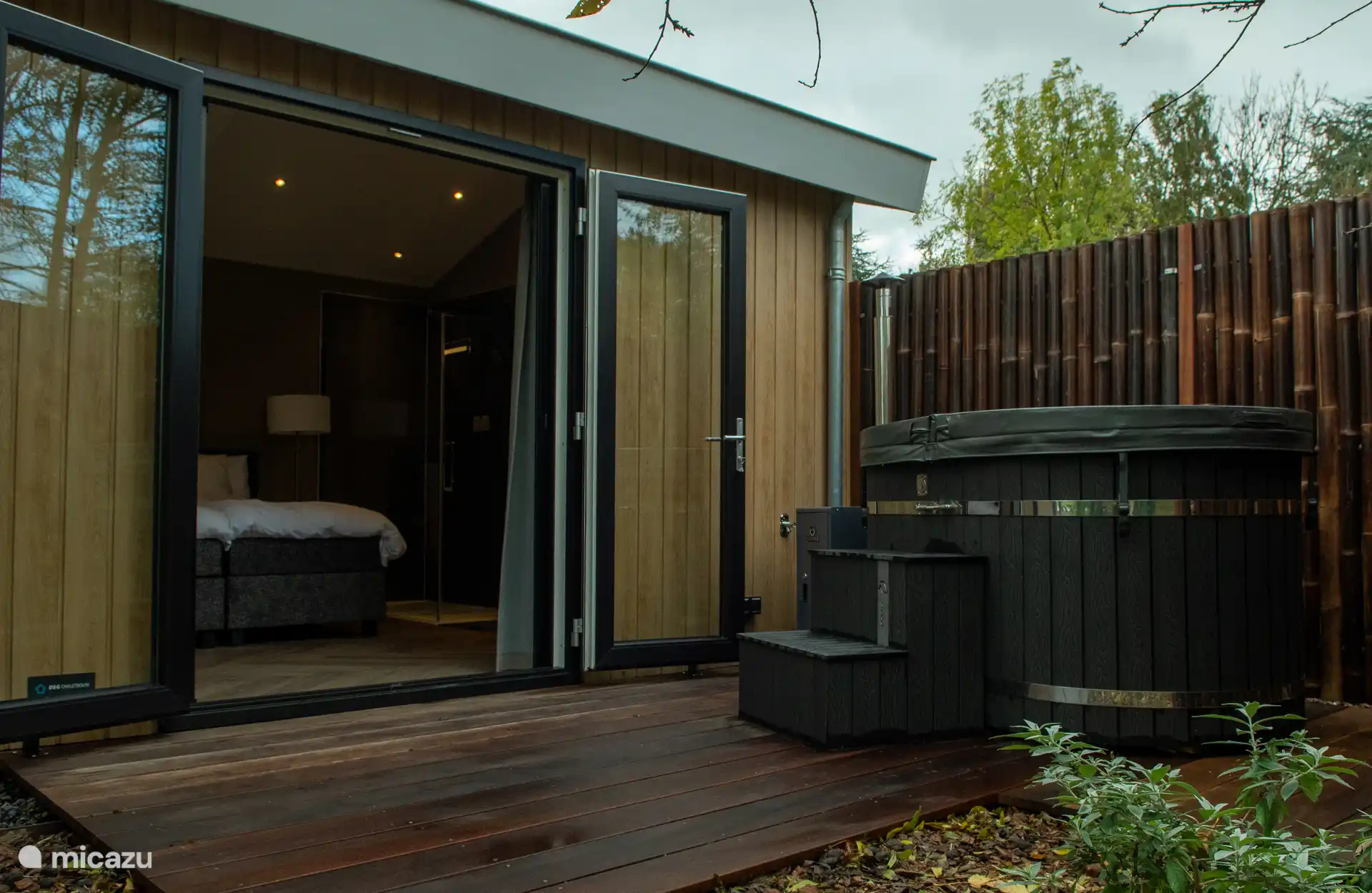 Terrasse mit Whirlpool, Terrassentüren Schlafzimmer
