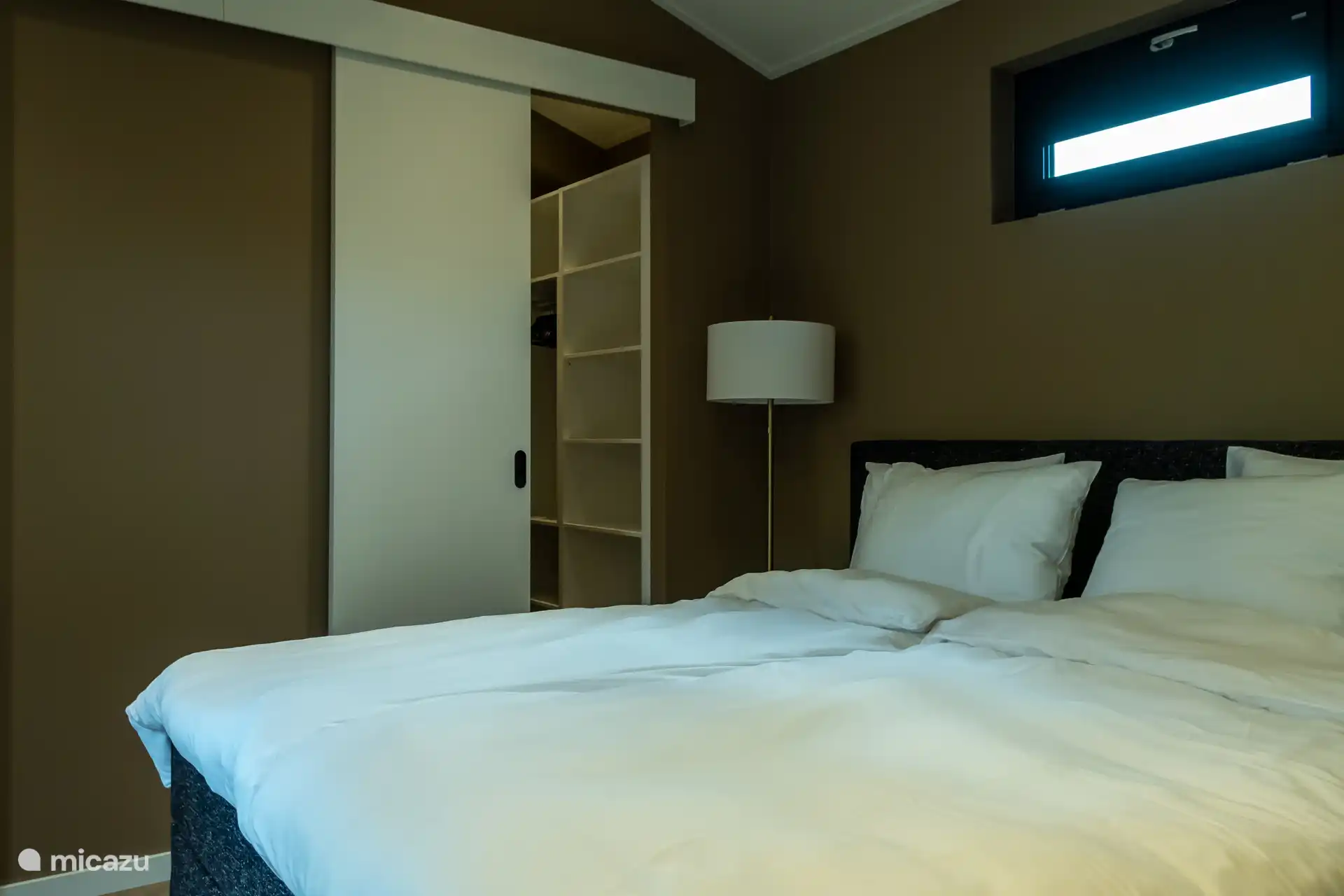 Schlafzimmer mit begehbarem Kleiderschrank