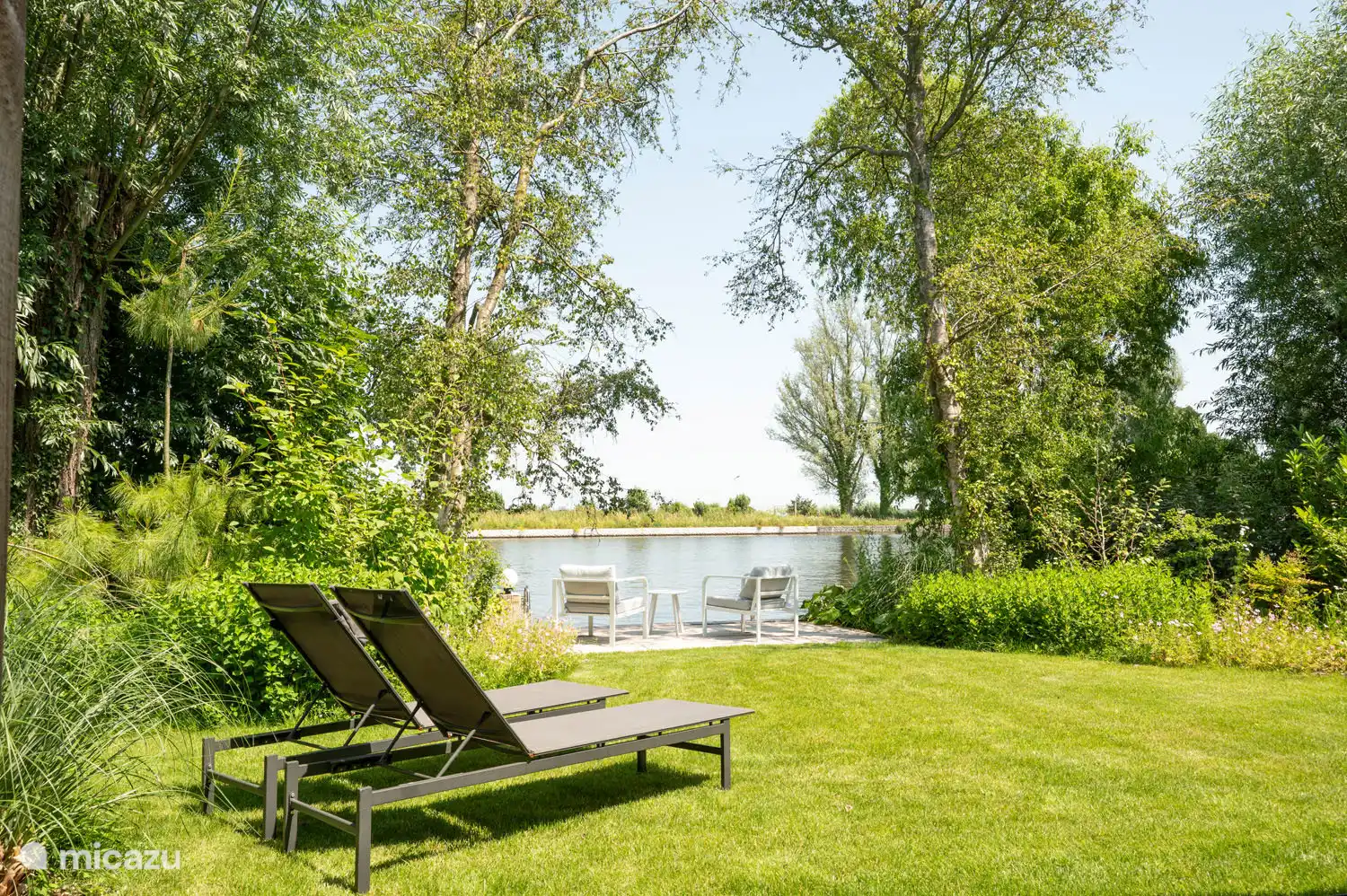 El jardín con tumbonas y terraza está directamente en el Oude Rijn