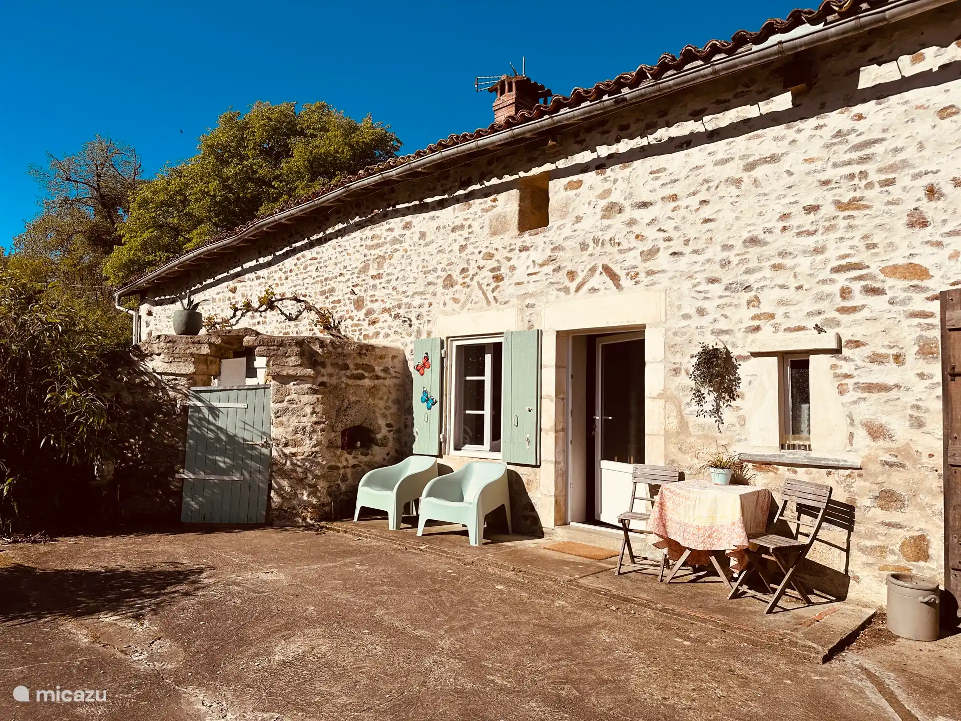 Entrée de l’atelier avec terrasse privée
