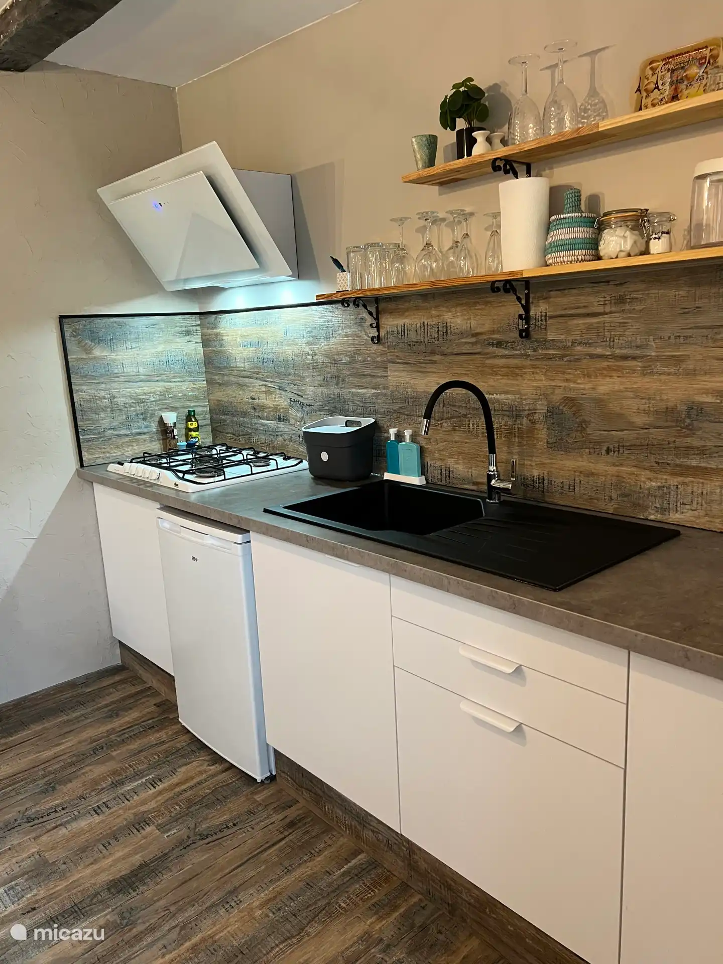 Kitchen with 5 burner hob (gas)