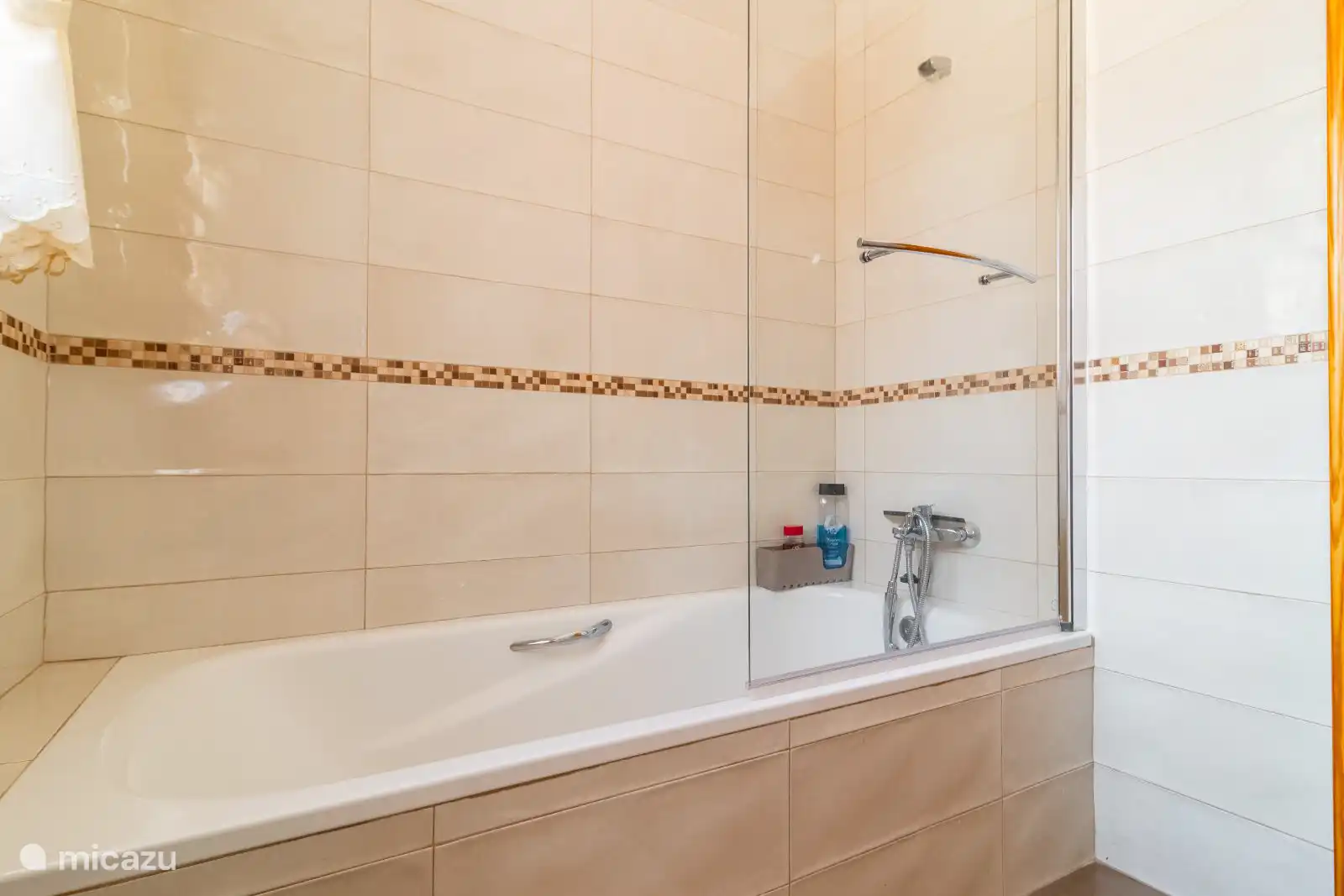 Salle de bain 1 avec baignoire, toilettes et fontaine d’eau