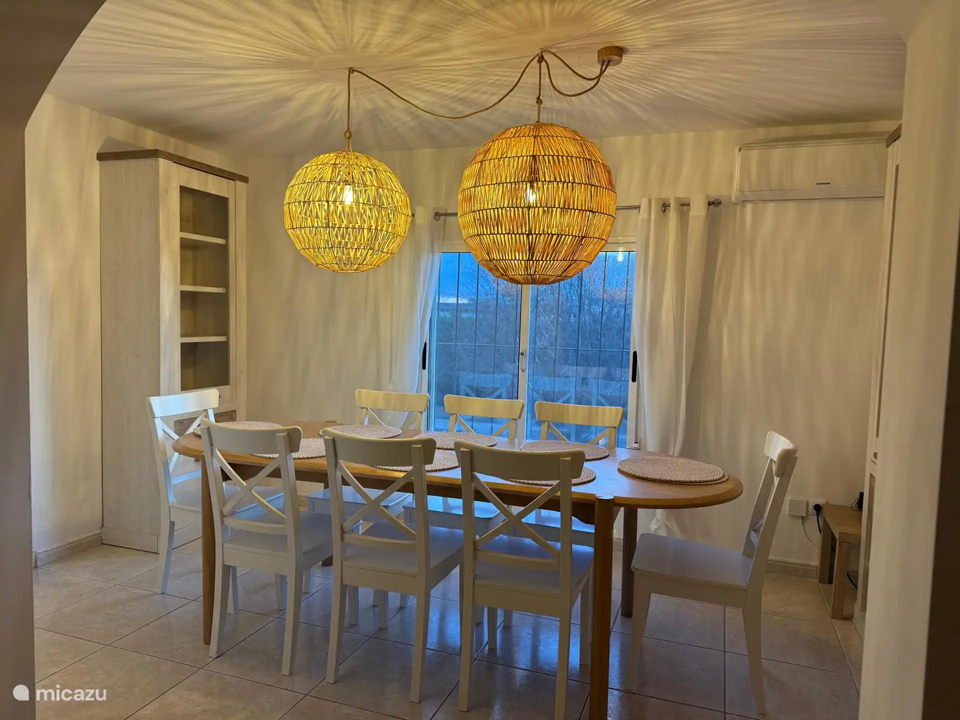 De Eethoek is voorzien van een eettafel met 8 stoelen