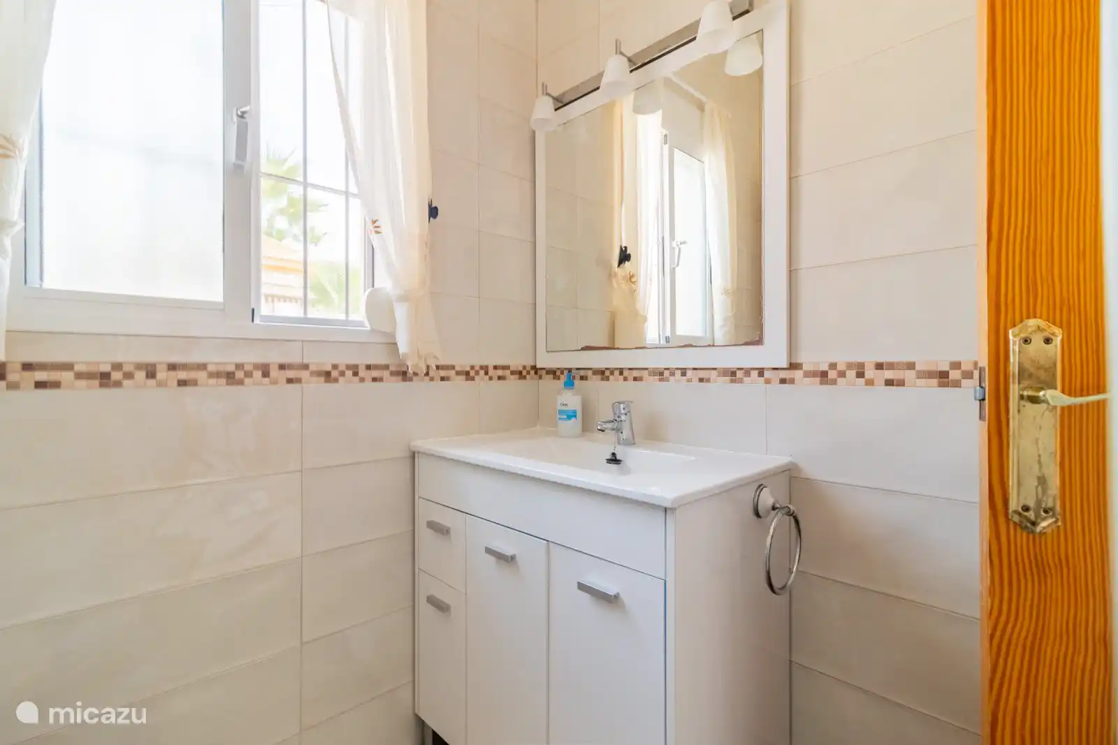 Salle de bain 2 avec douche, toilettes et fontaine à eau