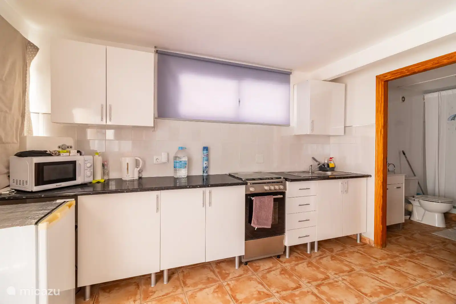 La cuisine de la Casita - maison d’hôtes - et la salle de bain.