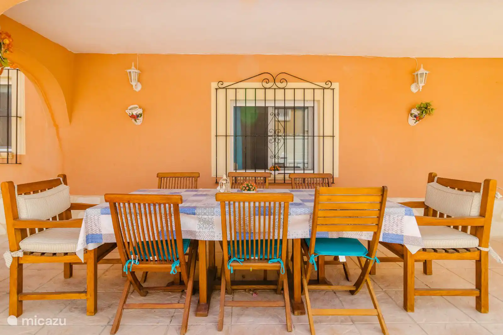 Manger dehors est un vrai plaisir sous le porche.