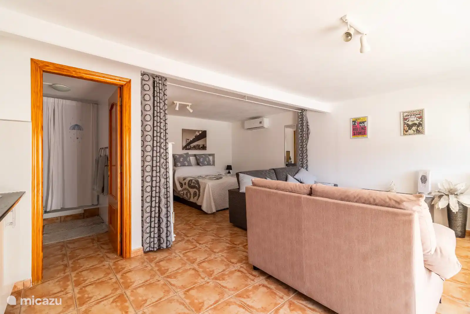 La Casita - maison d’hôtes - comprend un salon, une chambre, une cuisine et une salle de bain.