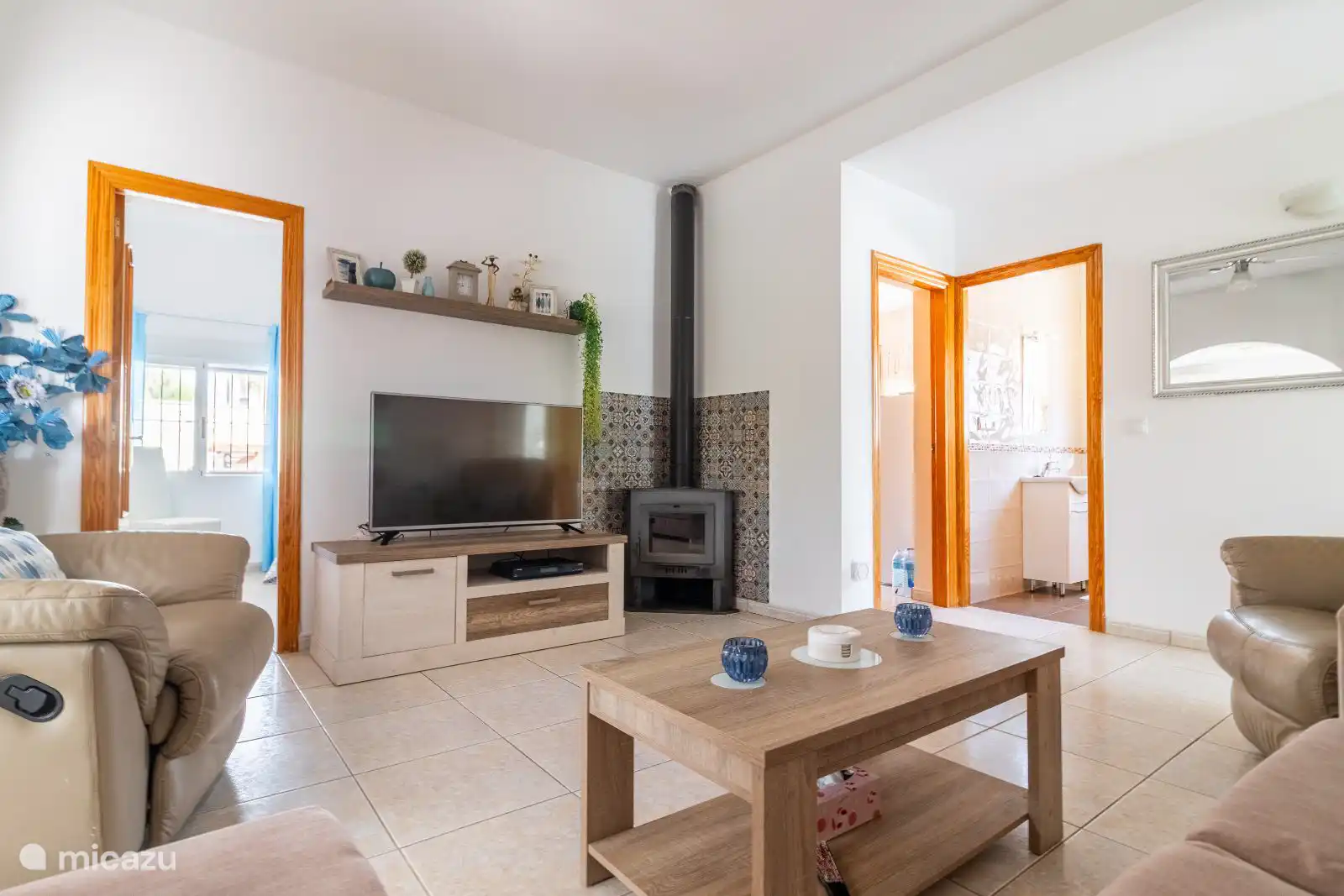 Le salon est équipé d’un poêle à bois. Un ajout merveilleux pour les mois d’hiver