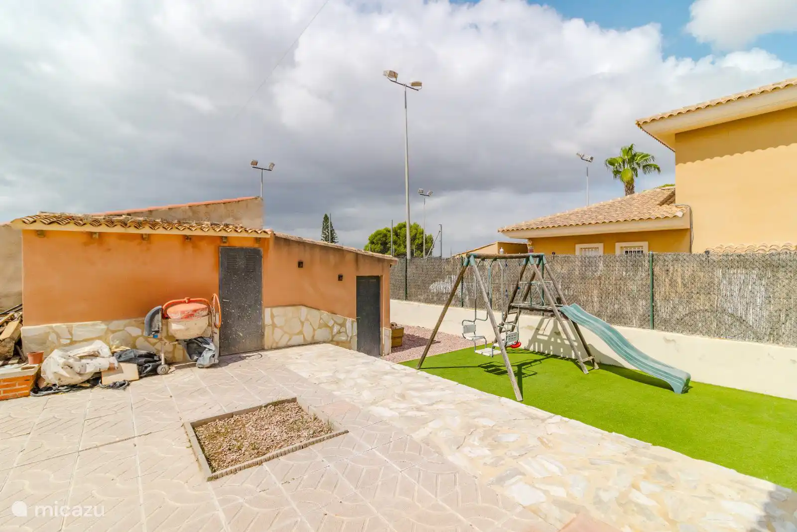 Équipements de jeux pour enfants à l’arrière du jardin