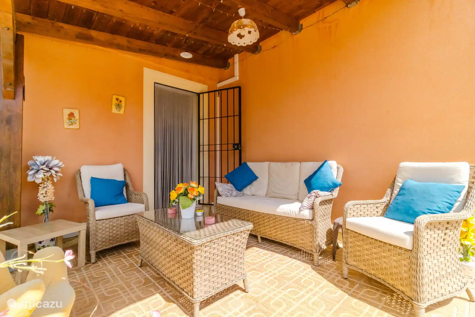 La villa dispose de plusieurs espaces de repos autour d’où l’on peut profiter du soleil espagnol