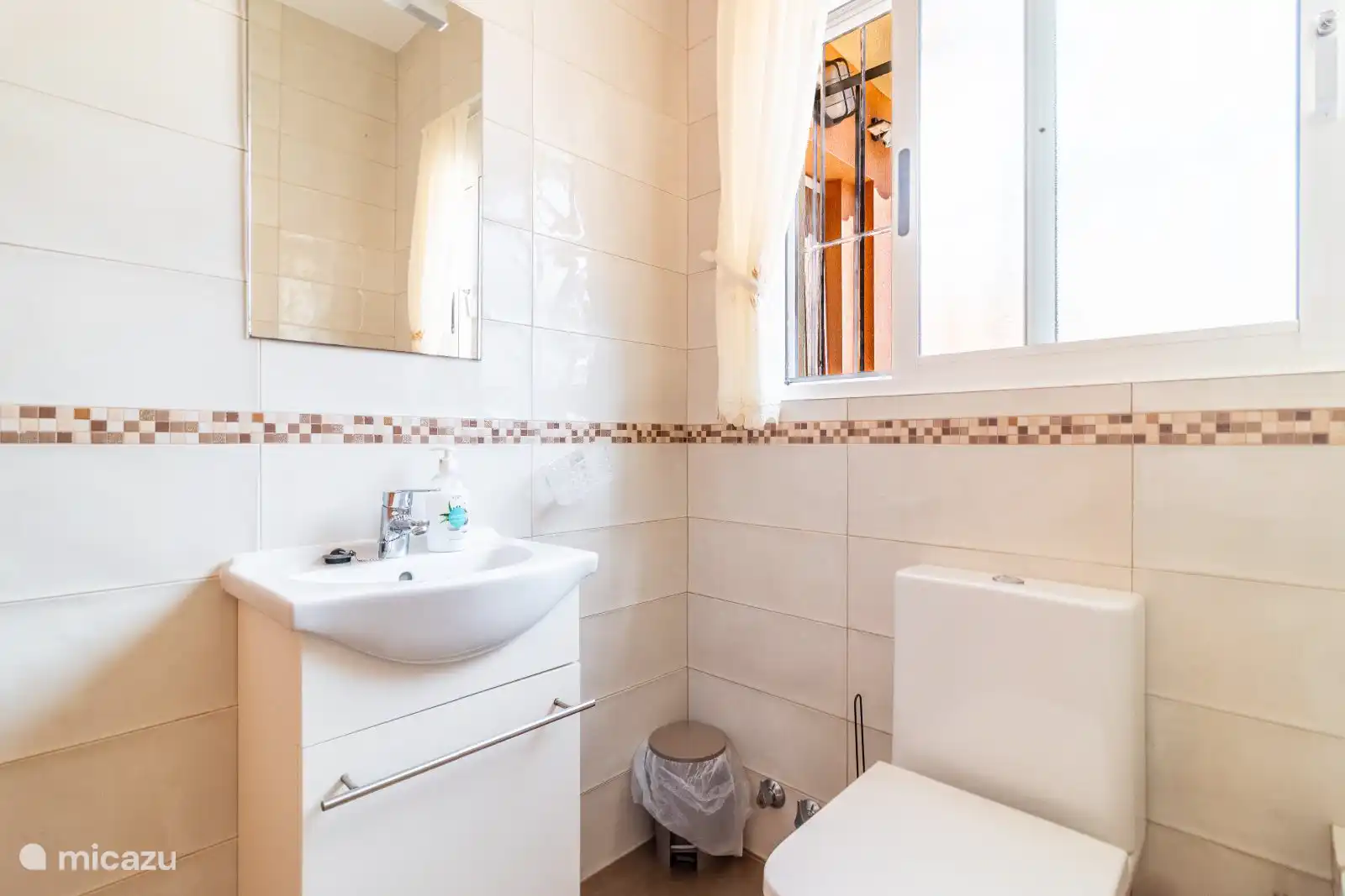 Salle de bain 1 avec baignoire, toilettes et fontaine d’eau