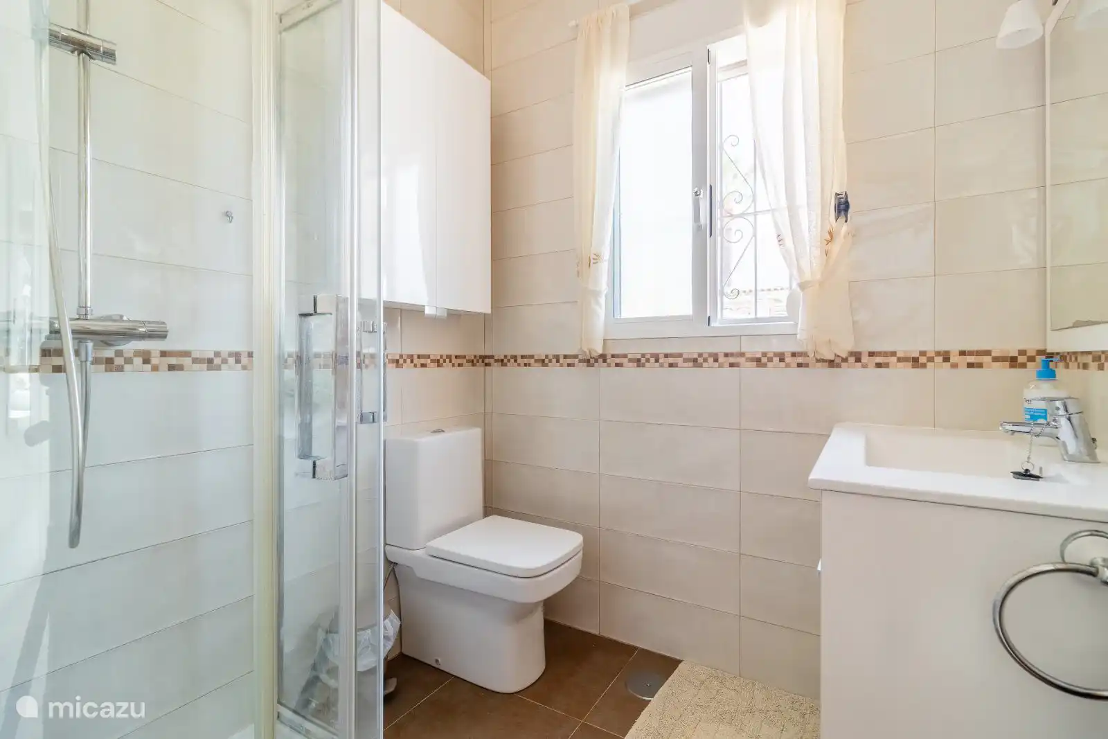 Salle de bain 2 avec douche, toilettes et fontaine à eau