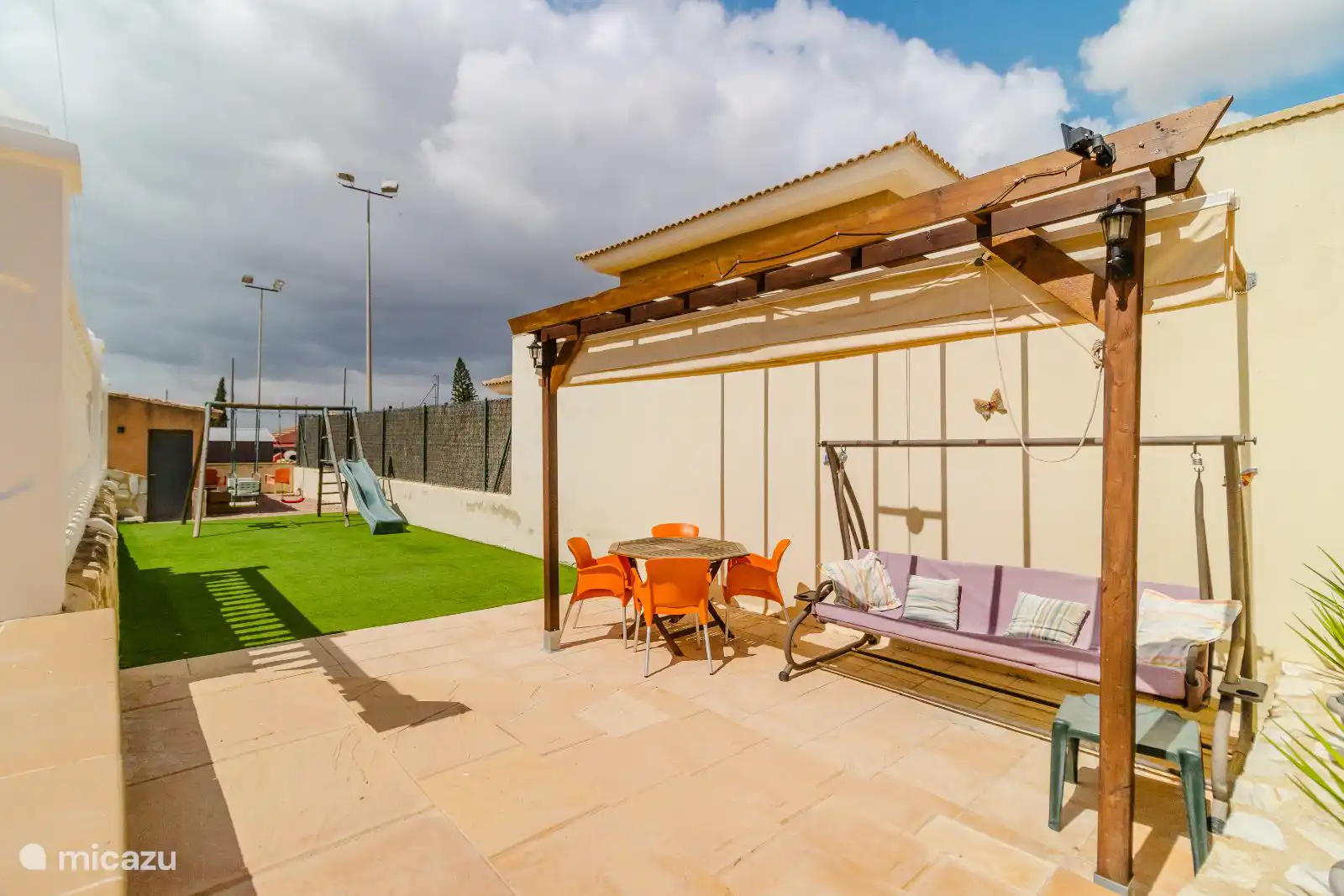 Dans le jardin, il y a une aire de jeux pour les petits invités sur du gazon synthétique.