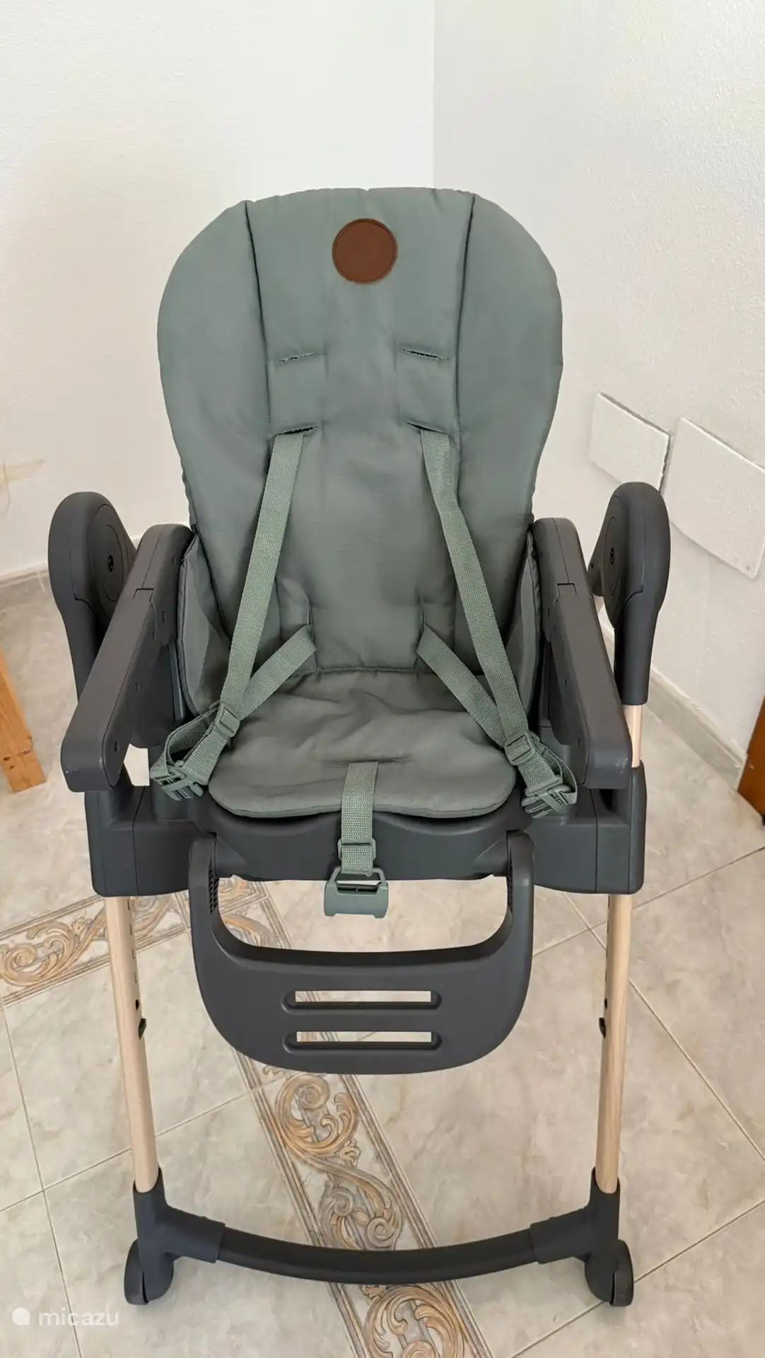 Une chaise haute est disponible sur demande