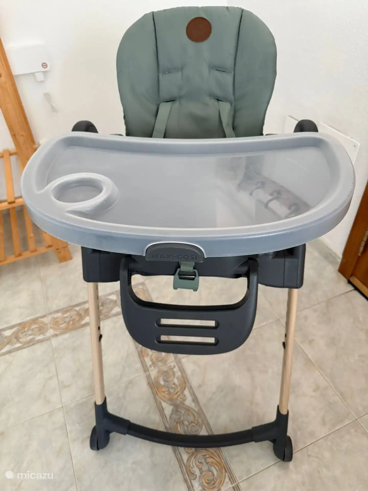 Une chaise haute est disponible sur demande