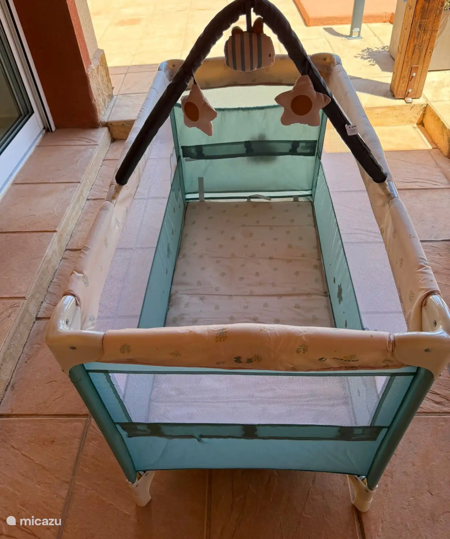 Un lit de camp est disponible sur demande