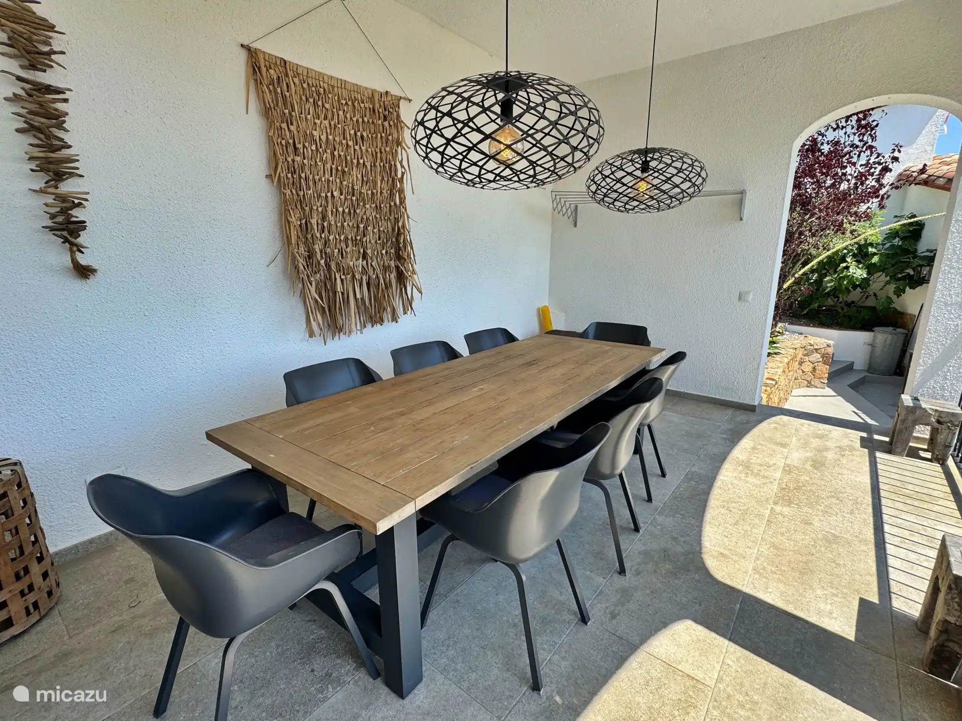 Buiten overdekte ruimte + BBQ