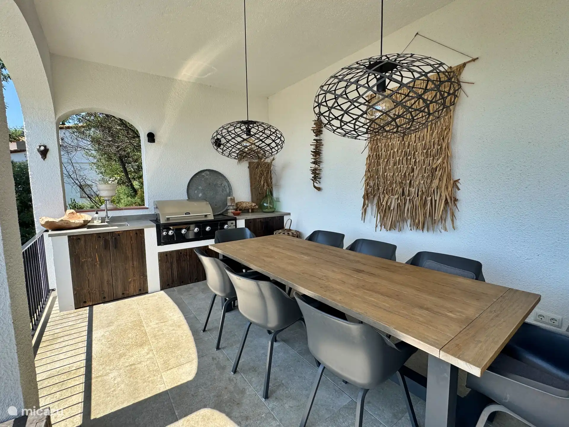 Buiten overdekte ruimte + BBQ