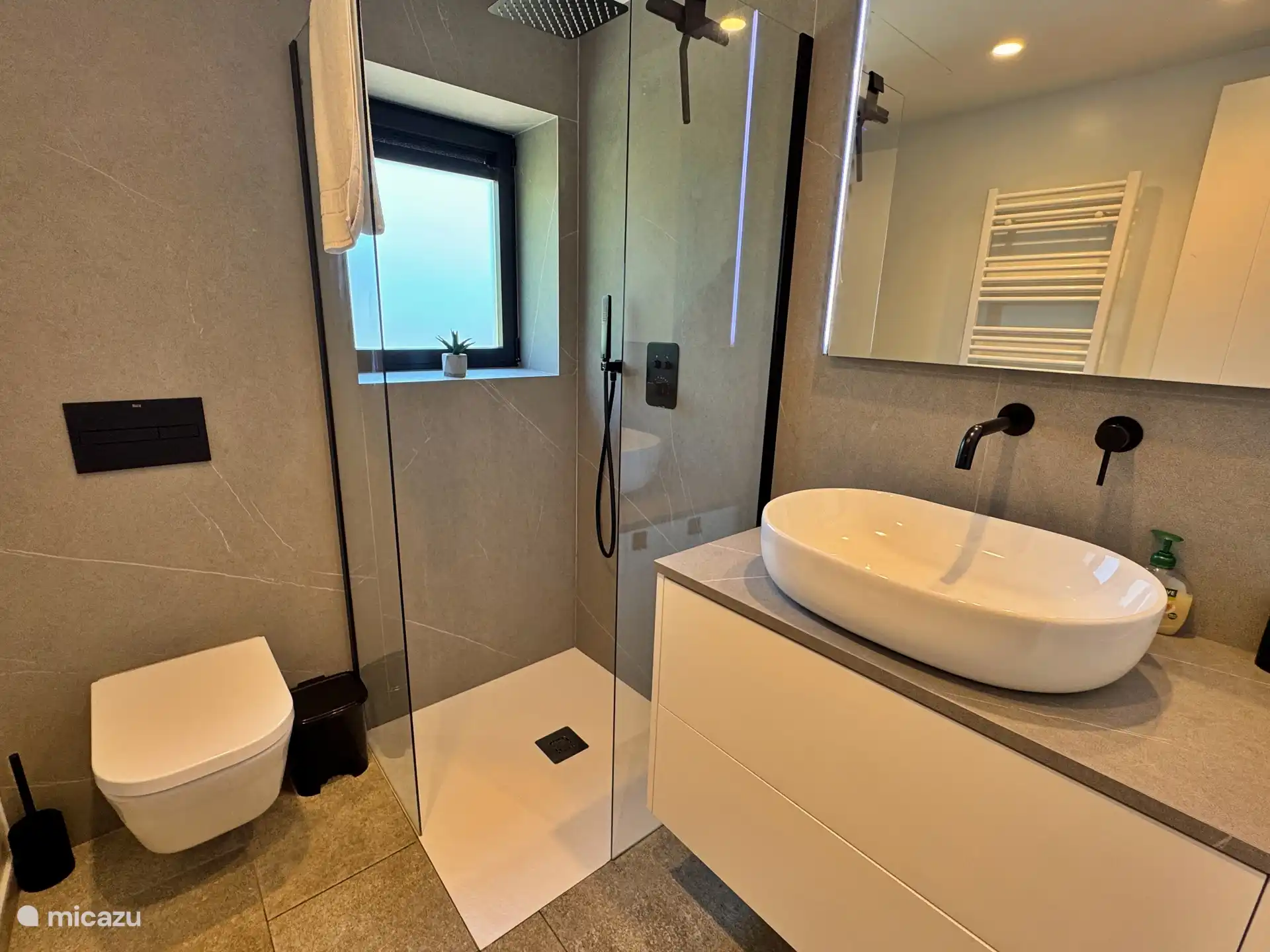 Gedeelde badkamer (voor slaapkamer 1 en 2)