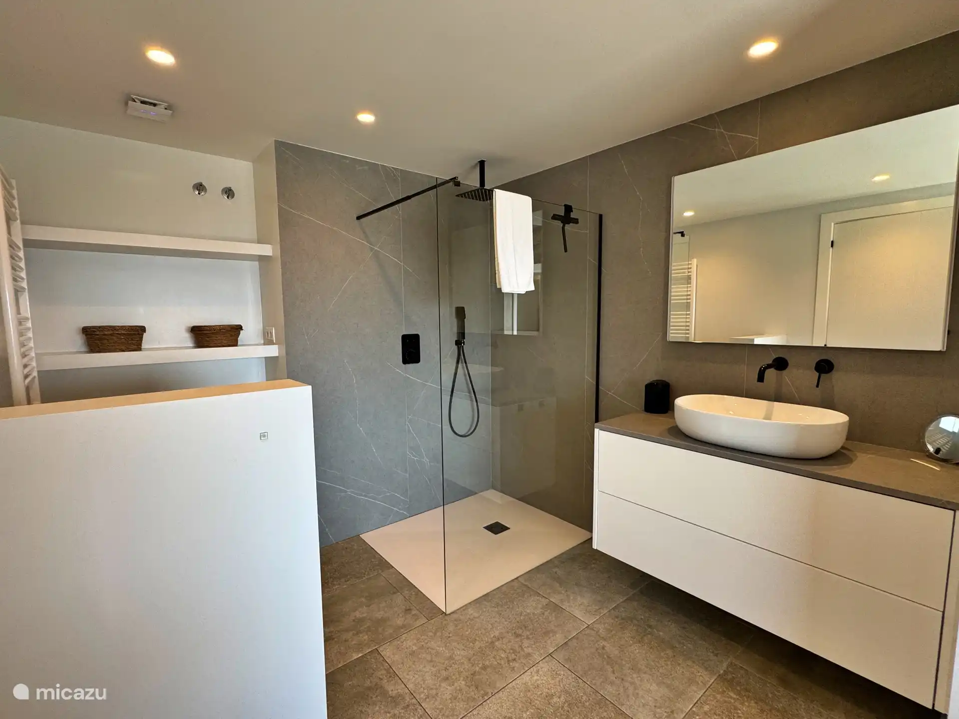 Ensuite badkamer (van slaapkamer 3)