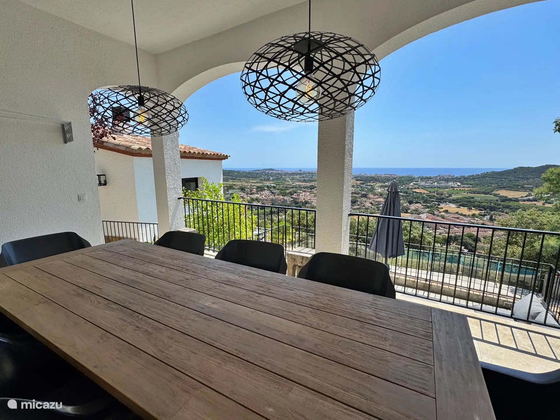 Buiten overdekte ruimte + BBQ