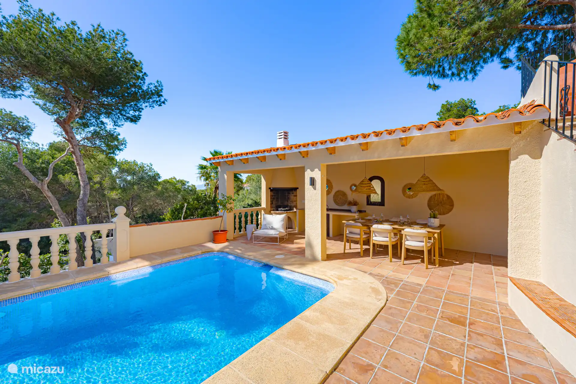 Schwimmbad + Außenküche