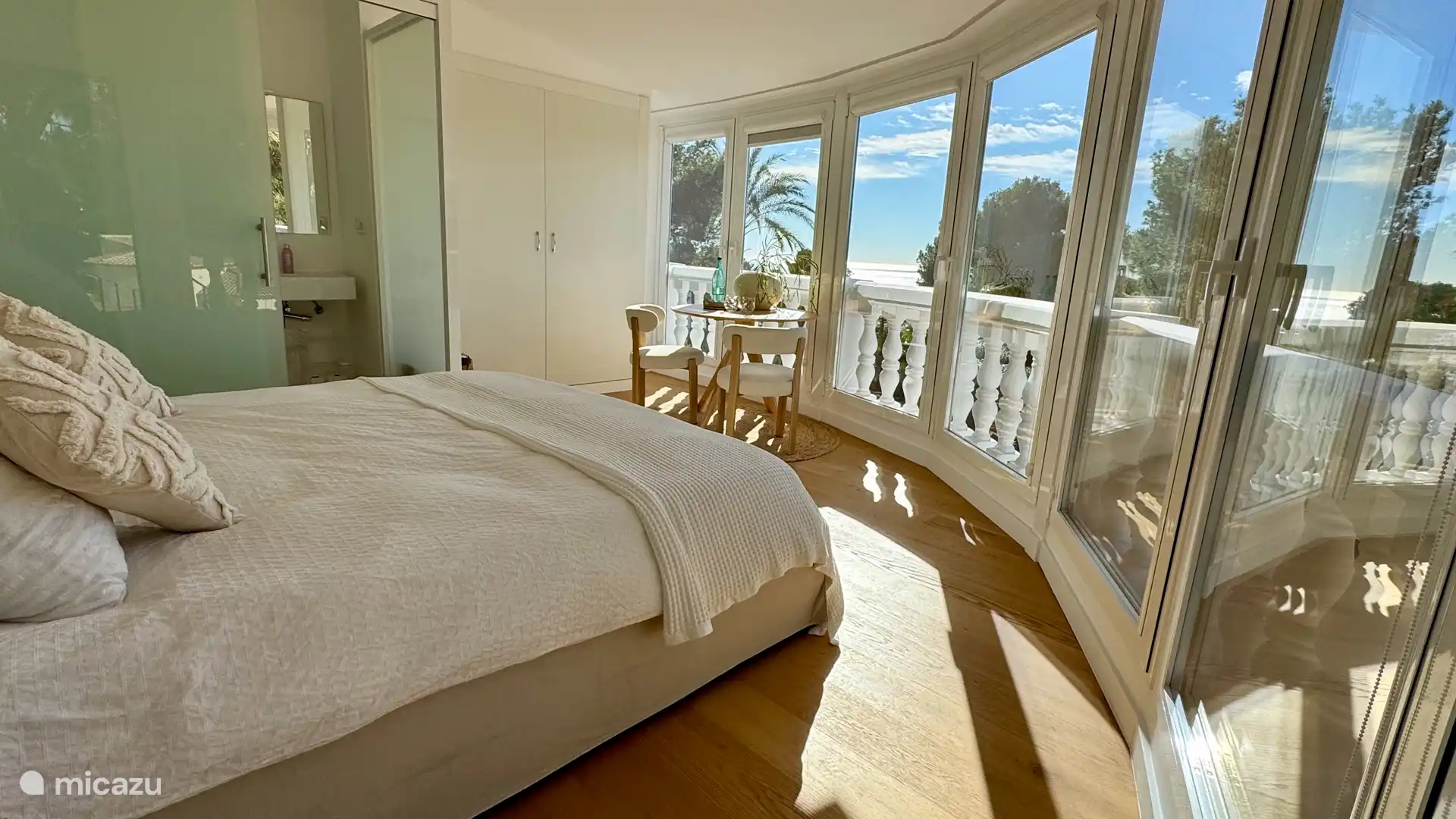 master bedroom + ensuite boven verdieping