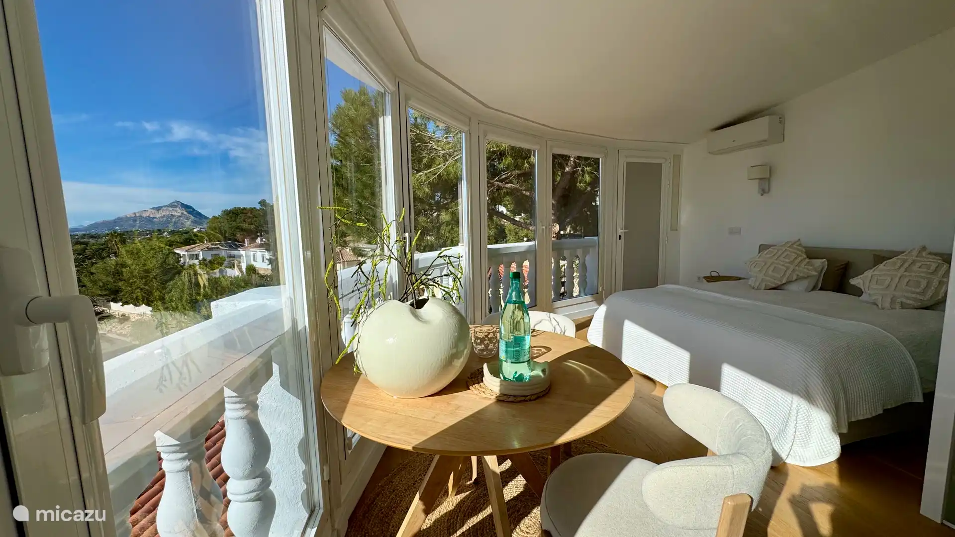 master bedroom + ensuite boven verdieping