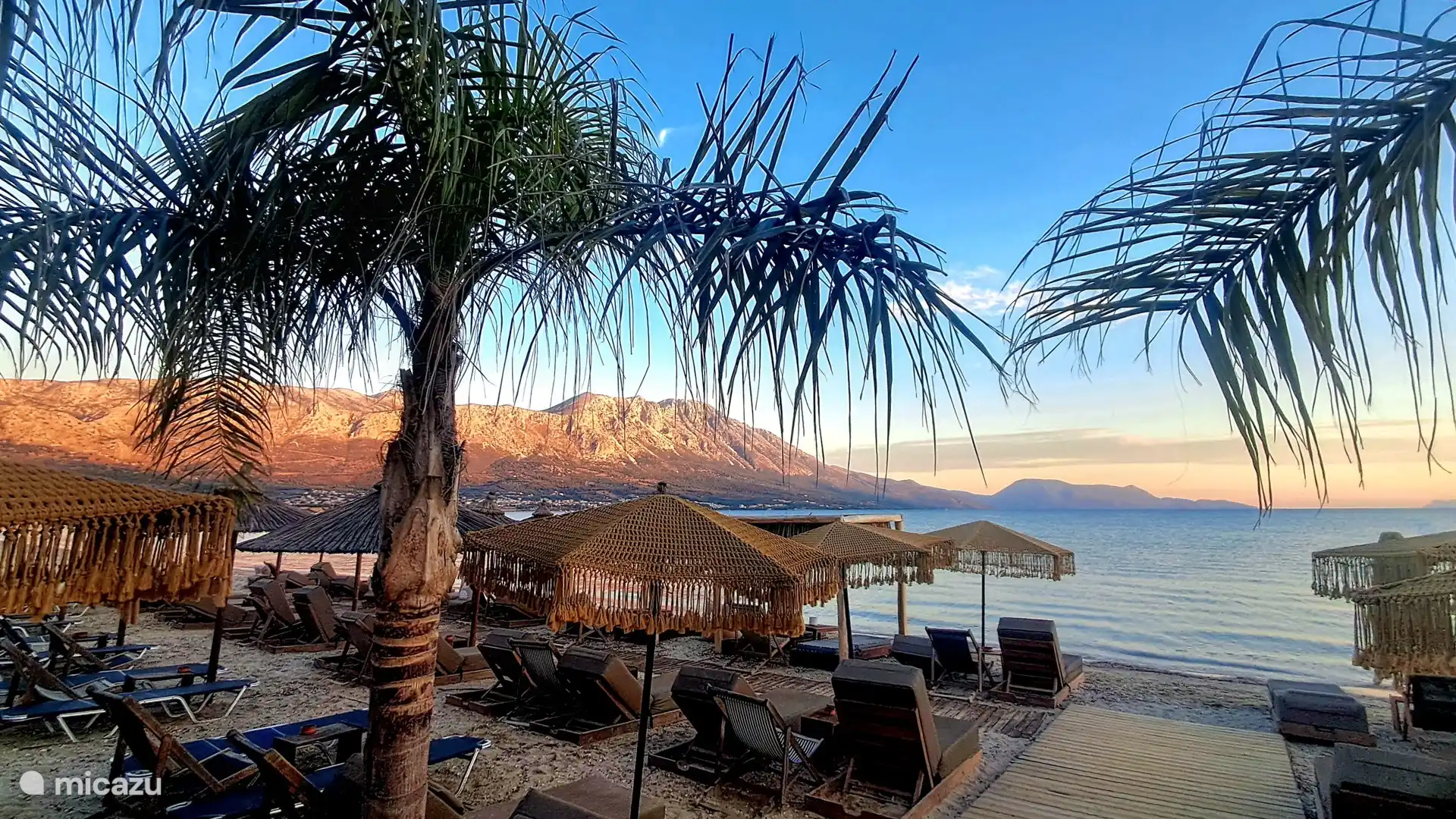 Strandbar am Strand von Potomaki, 5 Autominuten von Villa Chara entfernt 