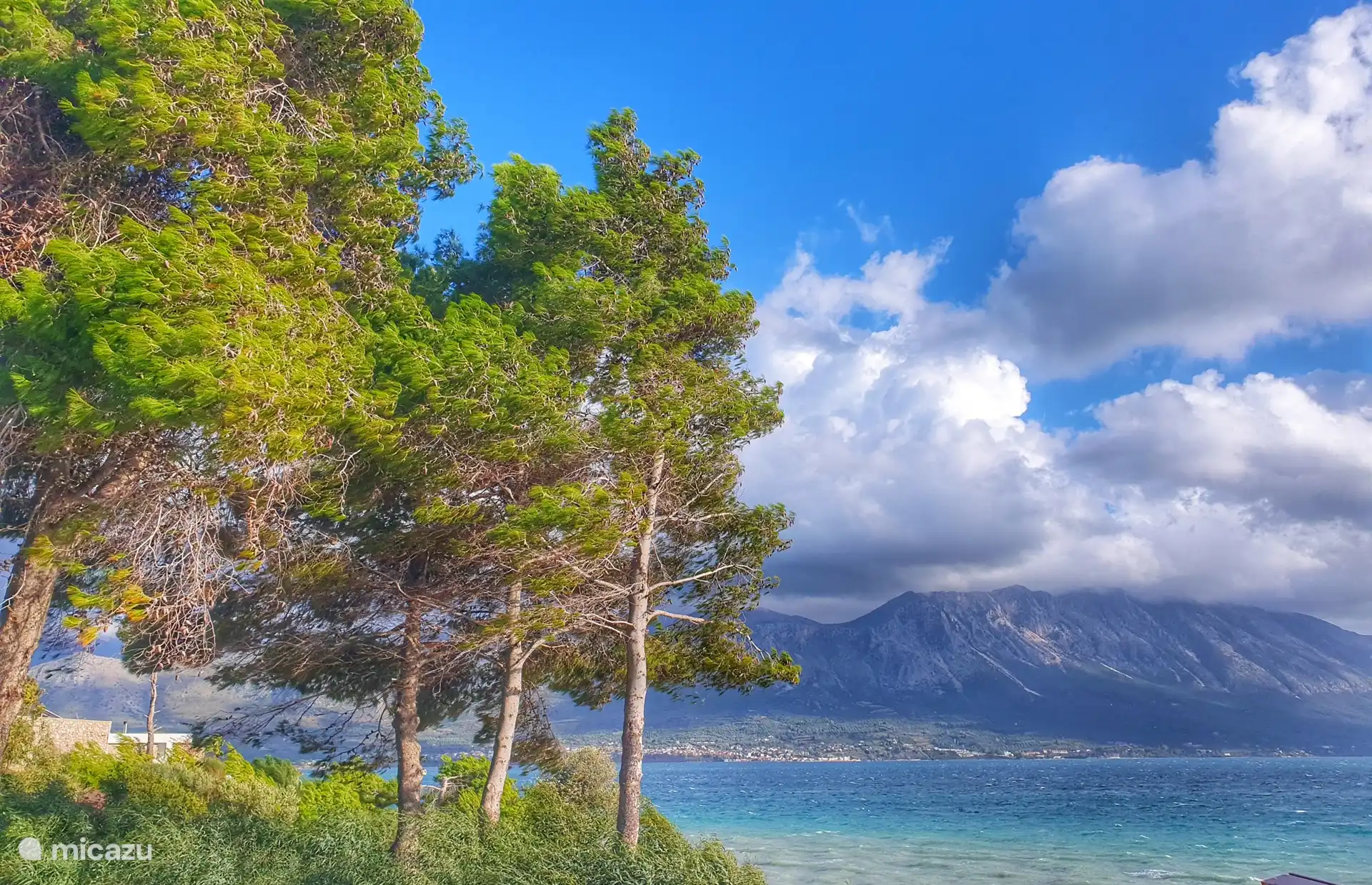 Windiger Tag am örtlichen Strand – Blick auf die Stadt Paleros 