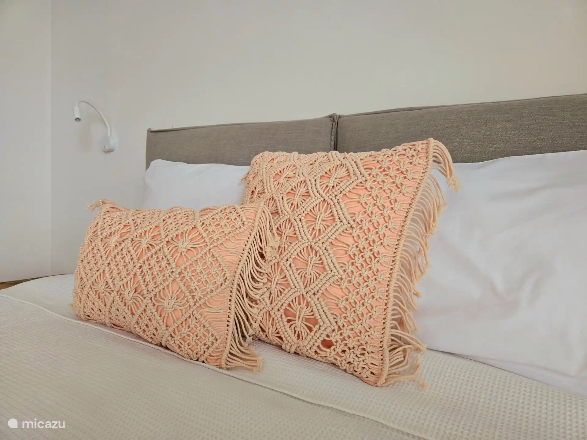 Schlafzimmer 2 Chenillekissen 