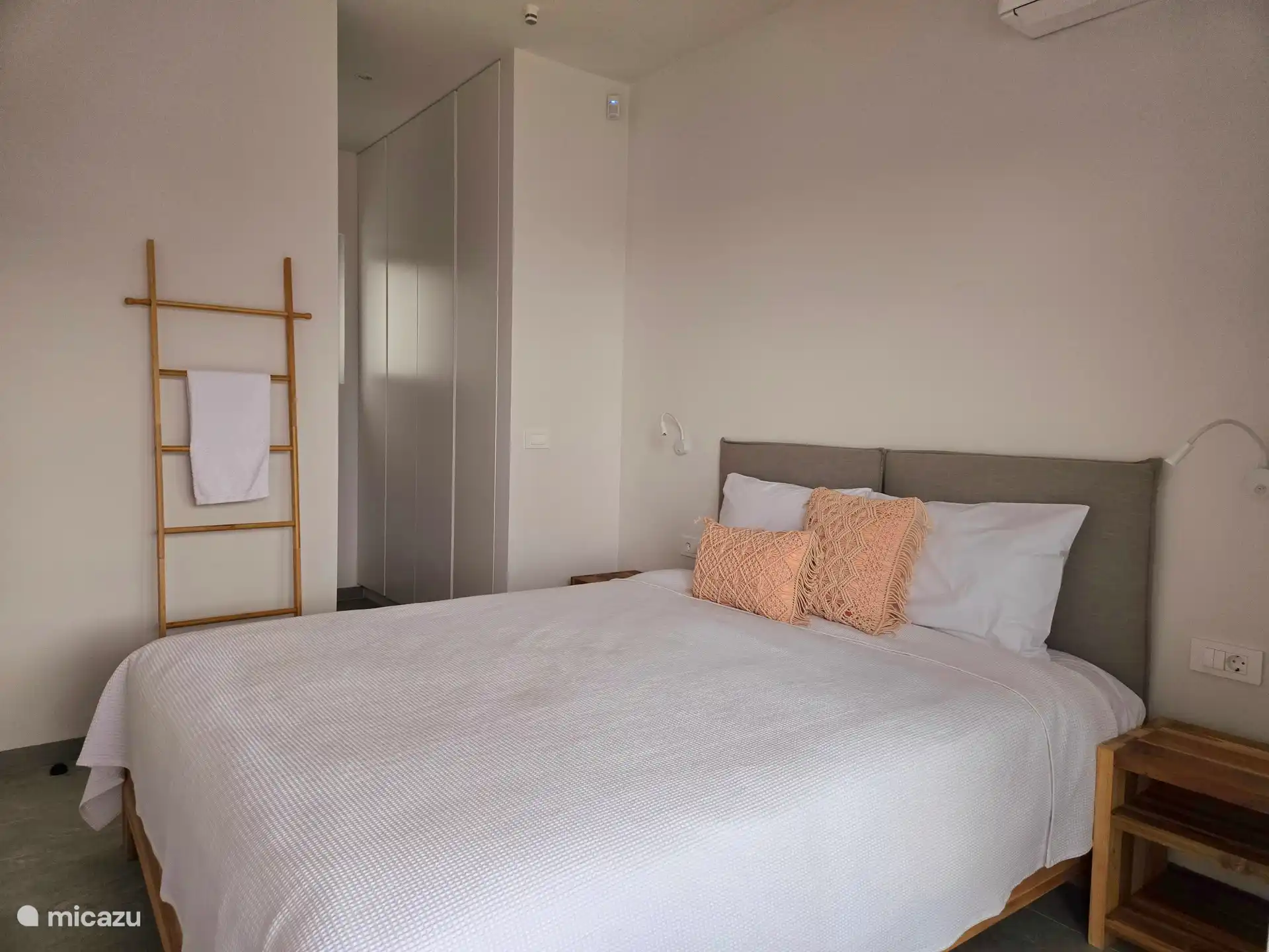 Ein weiteres Schlafzimmer im Winkel 2 – großer Kleiderschrank, eigene Dusche und Waschbecken, Spiegel-Klimaanlage, elektrische Fensterläden, Moskitonetze und französische Türen – direkter Zugang zum Pool