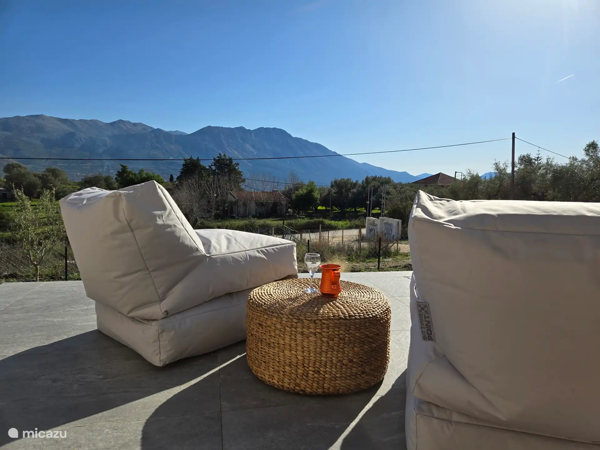 Poufs und ein Korbcouchtisch 