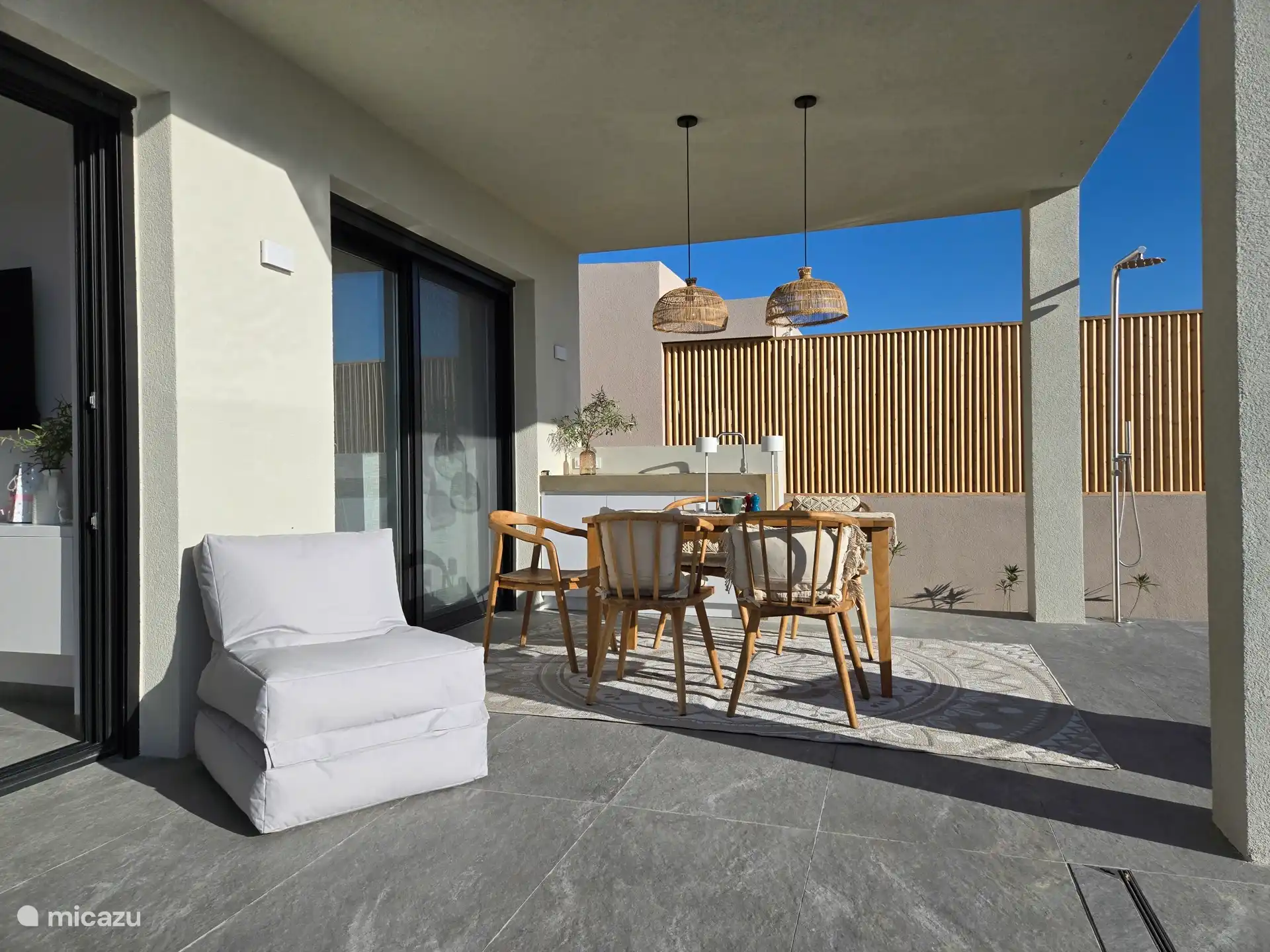 Der Esstisch und Stühle im Freien/ Dusche und Waschbecken im Freien