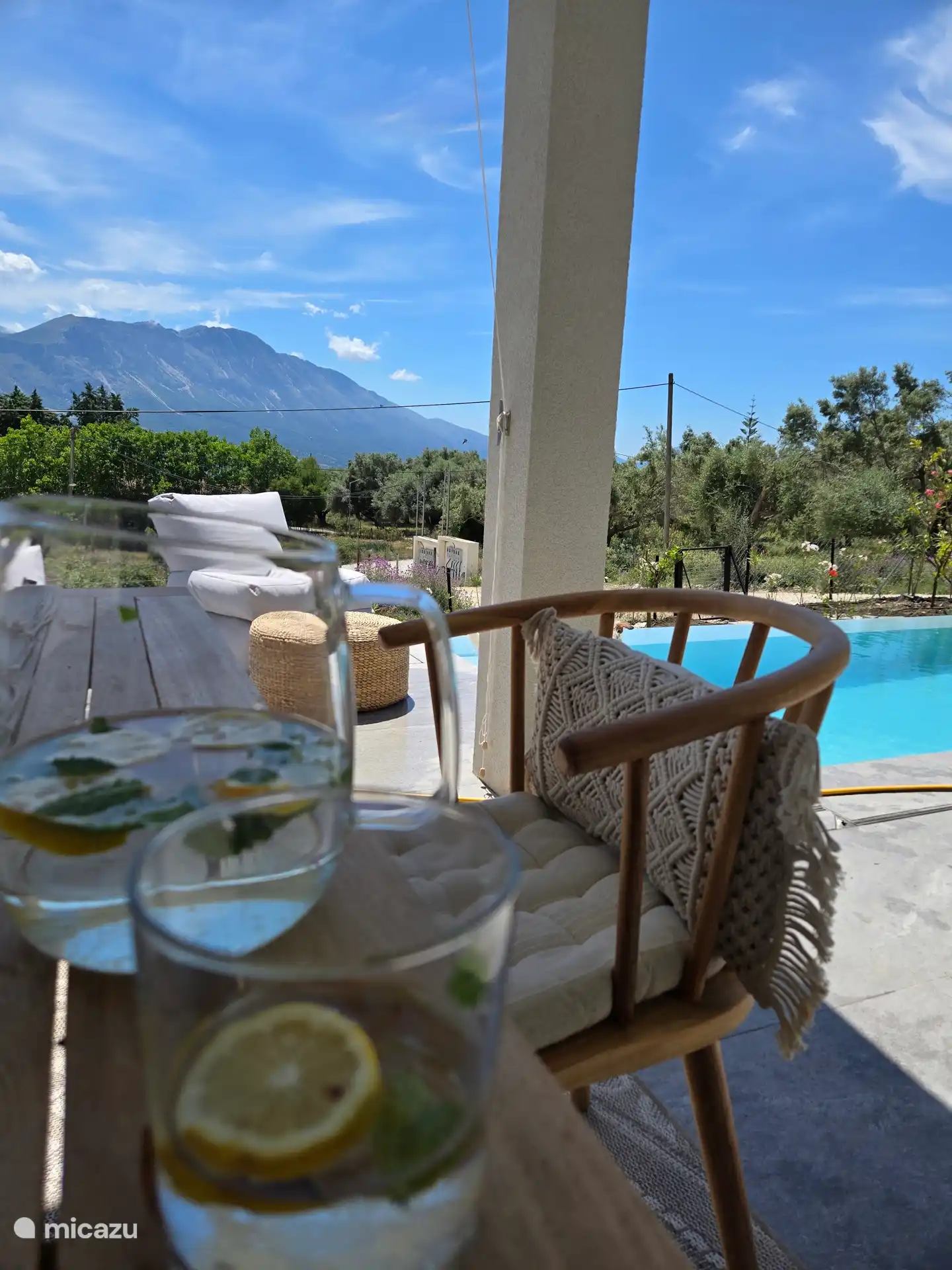 Die großartige Aussicht beim Genießen eines Cocktails im schattigen Speisesaal