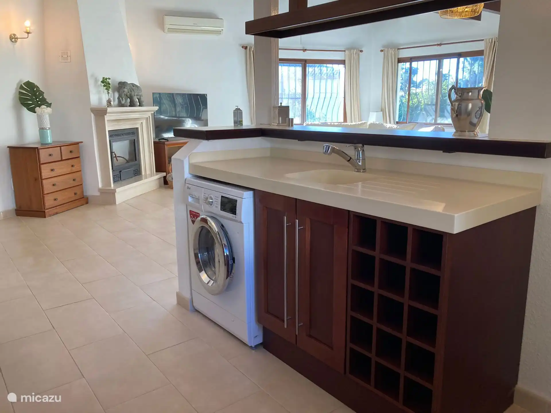 Familie / vertrekkamerbar met wasmachine