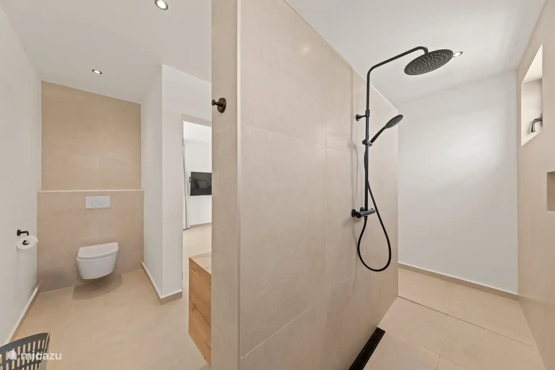 Moderne badkamer met inloopdouche en strak sanitair.