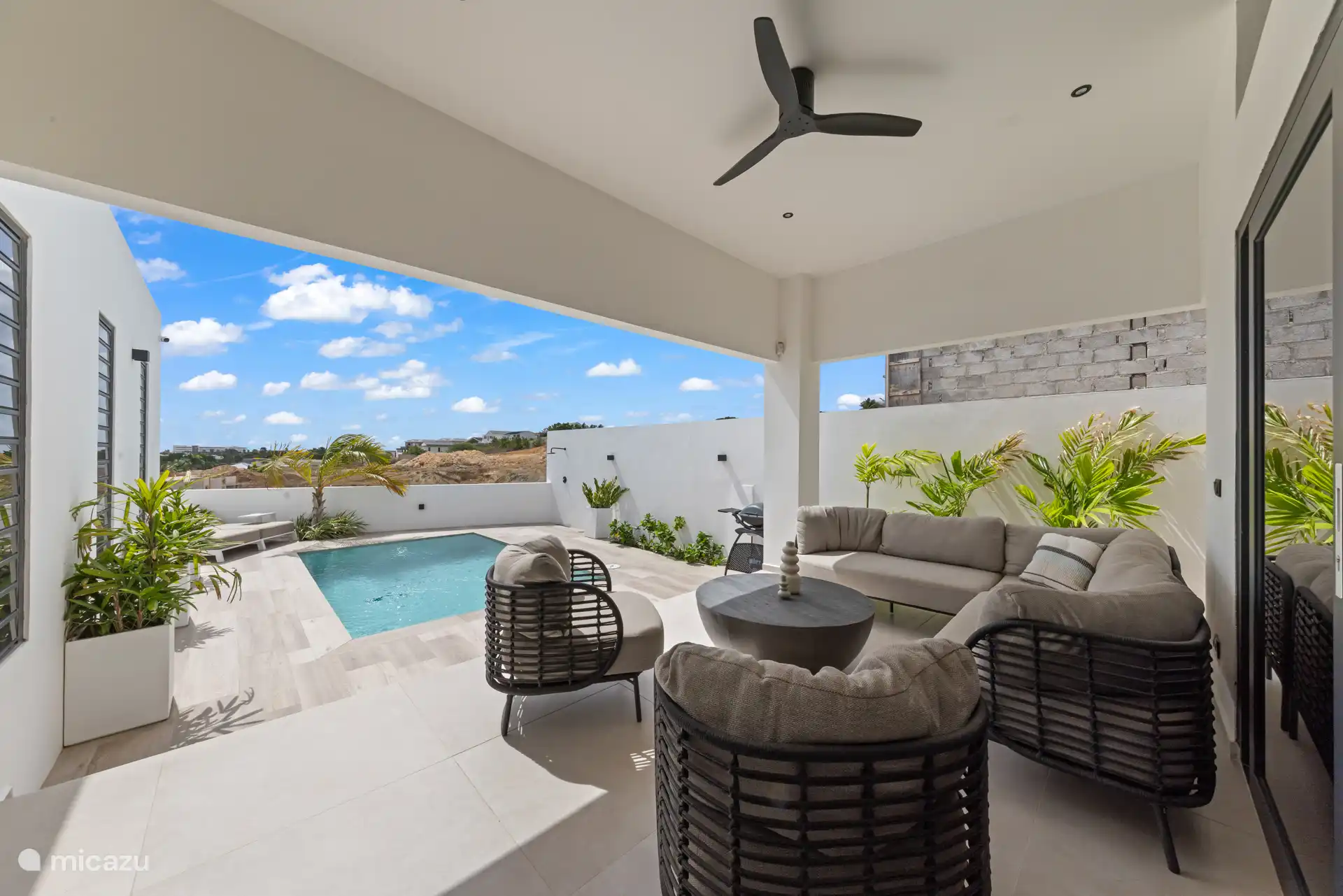 Terras met uitzicht op het zwembad