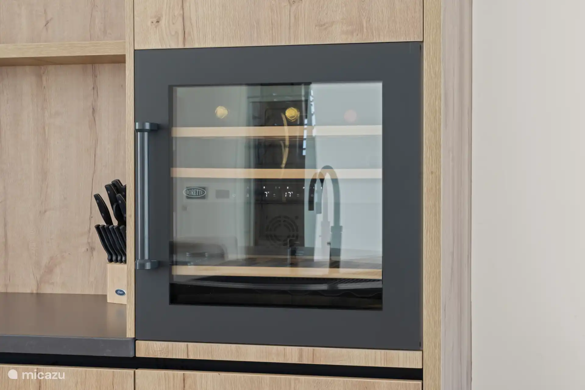 Moderne wijnkoelkast, ideaal voor het koelen van wijn tijdens je verblijf.