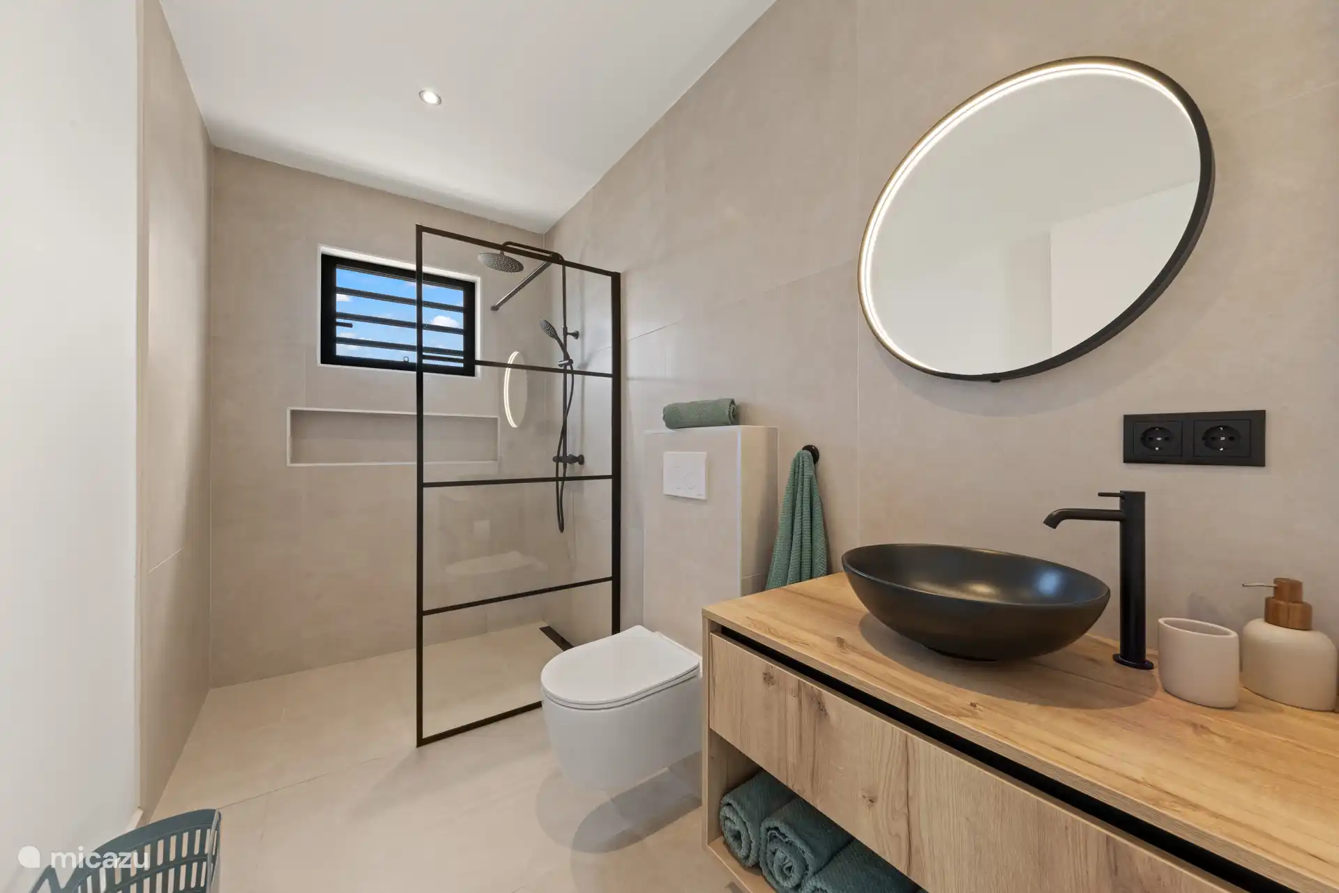 Moderne badkamer met inloopdouche, stijlvol wastafelmeubel en luxe afwerking.